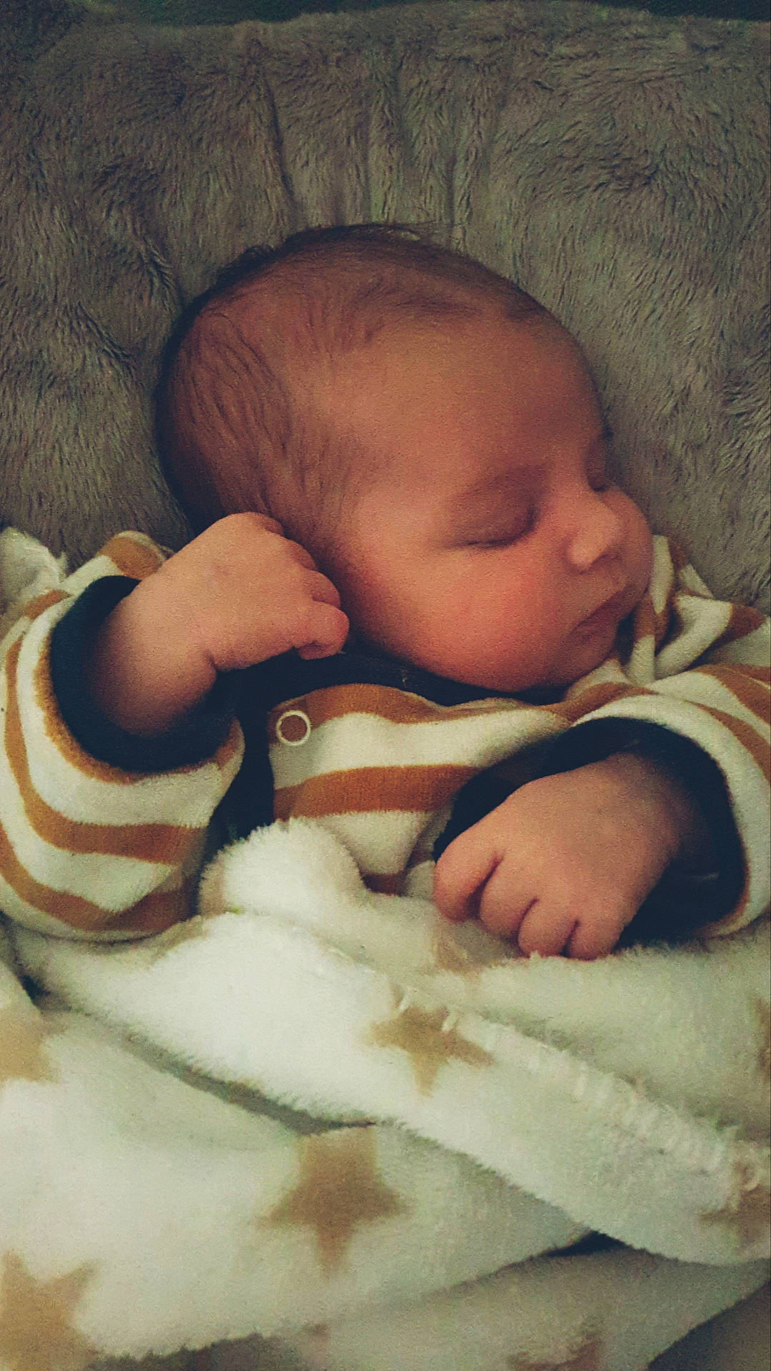 May-ly a rejoint le concours — aidez-le/la à gagner de superbes lots ! baby, baby_products, baby_sleeping, baby_toddler_clothing, bedtime, blanket, cheek, child, comfort, flesh, linens, nap, person, skin, sleep, toddler