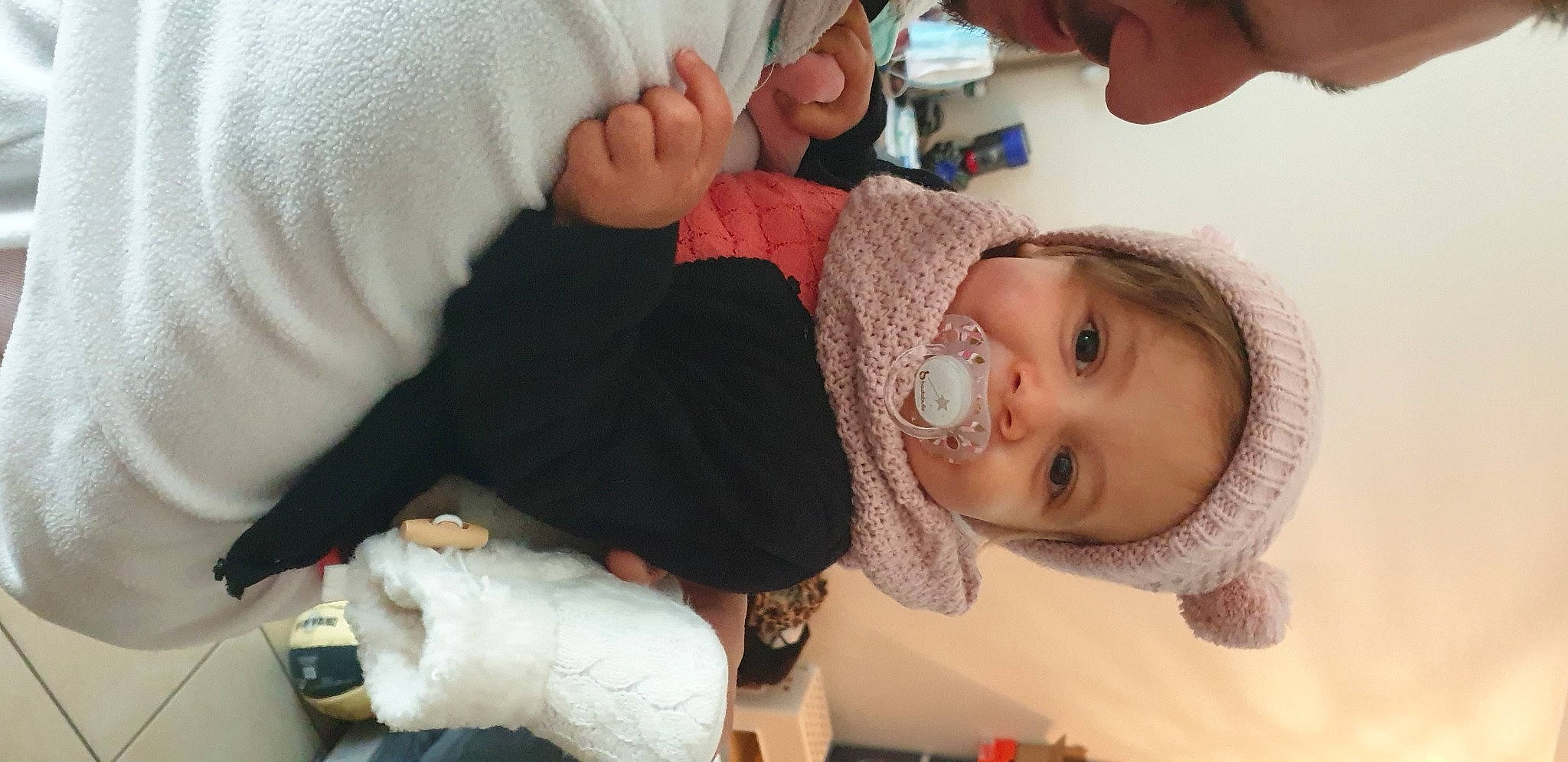 Elyana participe au concours pour gagner de l'argent avec cette photo : baby, baby_toddler_clothing, cheek, child, comfort, eyebrow, eyelash, finger, forehead, human, iris, lip, mouth, nail, nose, person, selfie, skin, stuffed_toy, toddler