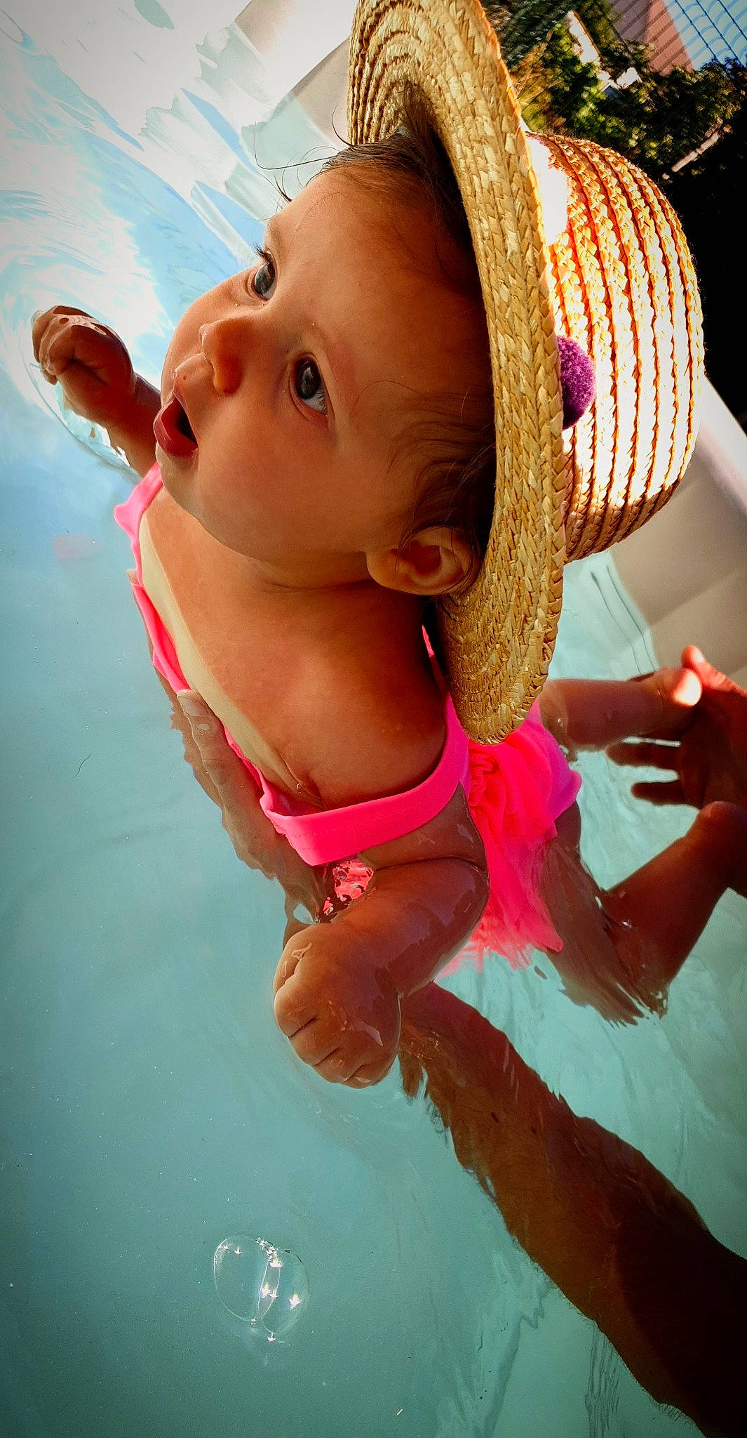 Elyana participe au concours pour gagner de l'argent avec cette photo : baby, baby_bathing, baby_products, baby_toddler_clothing, bathing, cheek, child, fluid, fun, hand, hat, person, pink, product, skin, sombrero, summer, sun_hat, swimming_pool, swimwear