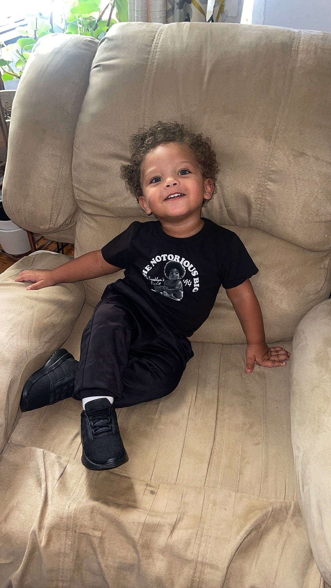 Kamari is registered to the contest to win money with this photo: baby_toddler_clothing, comfort, face, facial_expression, finger, flash_photography, flooring, fun, hairstyle, happy, head, human_body, joy, lap, leg, mouth, person, skin, sleeve, smile