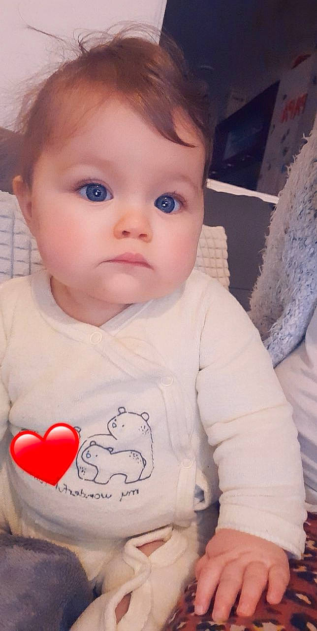 Elléa participe au concours pour gagner de l'argent avec cette photo : baby, baby_toddler_clothing, brown_hair, cheek, child, ear, eyebrow, eyelash, forehead, heart, iris, lip, love, organ, person, skin, toddler