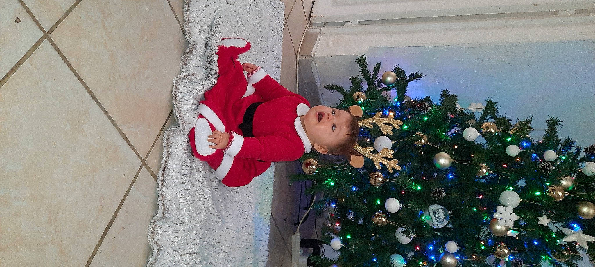 Elléa a rejoint le concours — aidez-le/la à gagner de superbes lots ! christmas, christmas_decoration, christmas_eve, christmas_ornament, christmas_tree, conifer, event, evergreen, fun, happy, hat, holiday, holiday_ornament, human_body, ornament, person, plant, santa_claus, tradition, tree