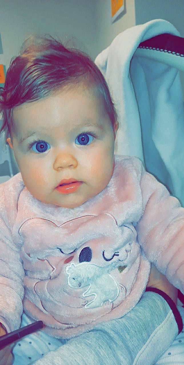 Elléa a rejoint le concours — aidez-le/la à gagner de superbes lots ! baby, baby_products, baby_toddler_clothing, cheek, child, ear, eyebrow, eyelash, forehead, iris, linens, lip, nose, person, pink, portrait_photography, skin, toddler