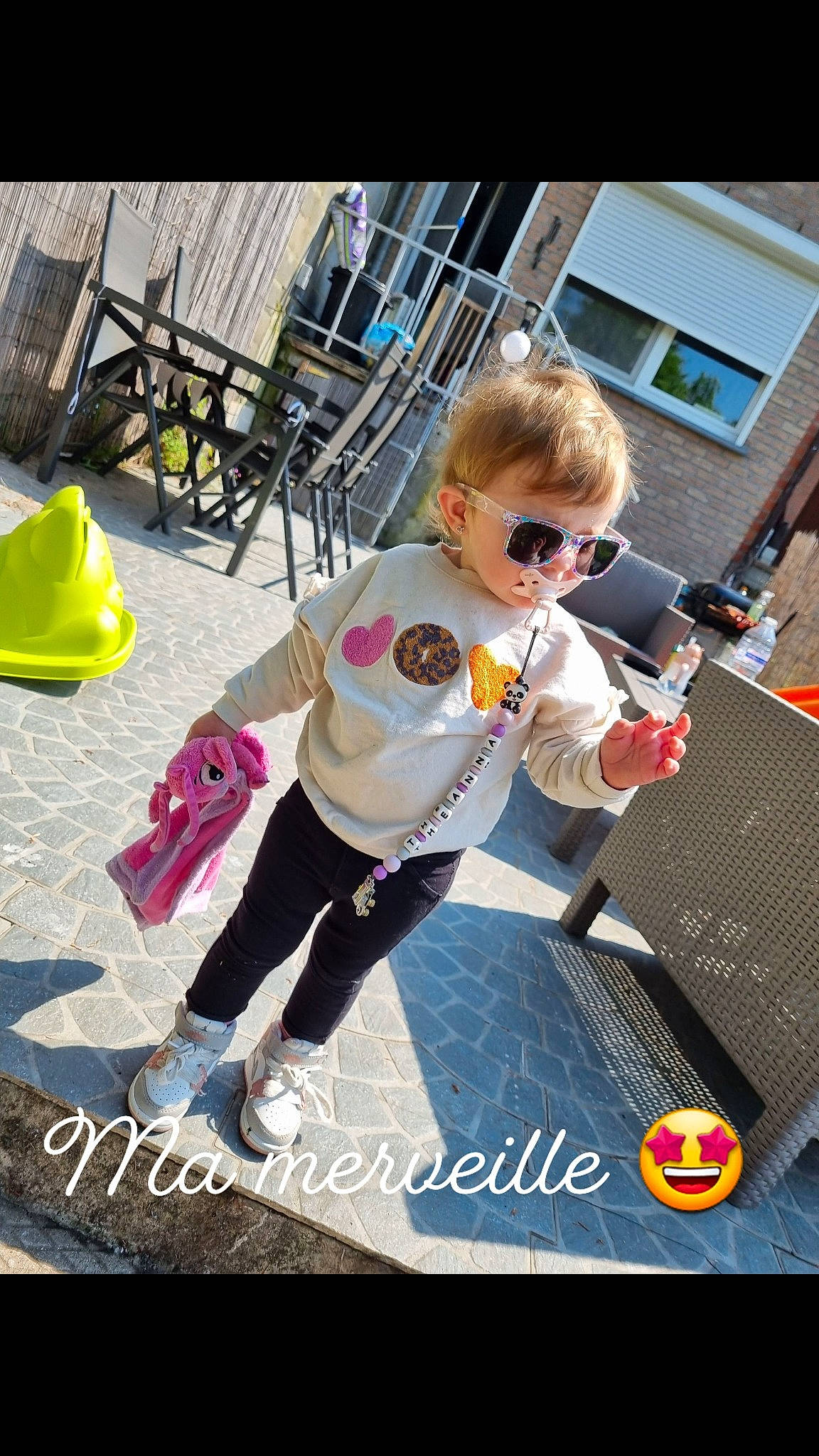 Théanna participe au concours pour gagner de l'argent avec cette photo : chair, child, cool, entertainment, event, eyewear, flooring, fun, goggles, happy, leisure, person, play, recreation, shoe, sneakers, sunglasses, t_shirt, toddler, vision_care
