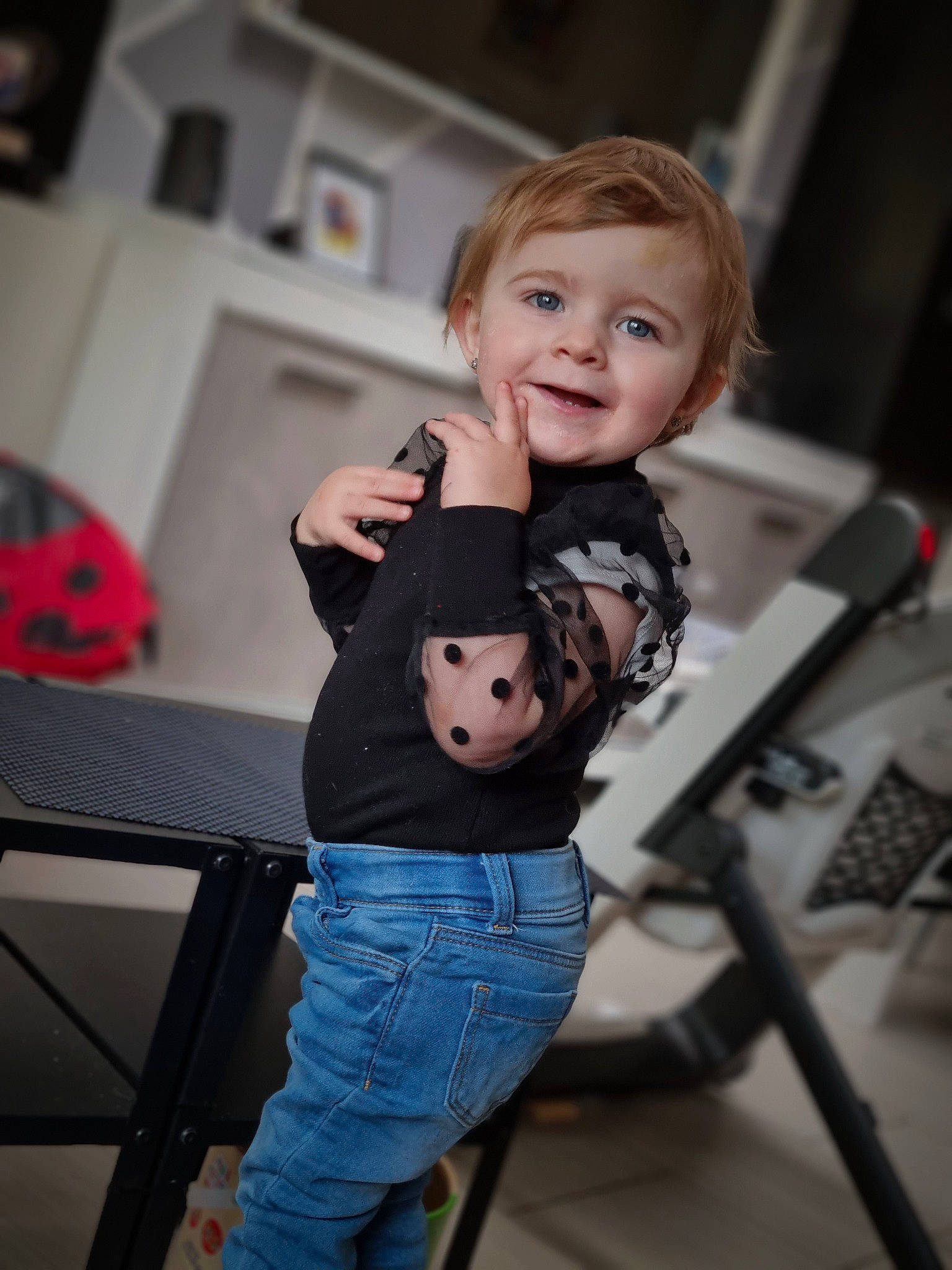 Théanna participe au concours pour gagner de l'argent avec cette photo : audio_equipment, baby, child, couch, denim, fashion_design, flooring, fun, happy, jeans, joy, person, portrait_photography, room, shoulder, sitting, sleeve, smile, t_shirt, toddler