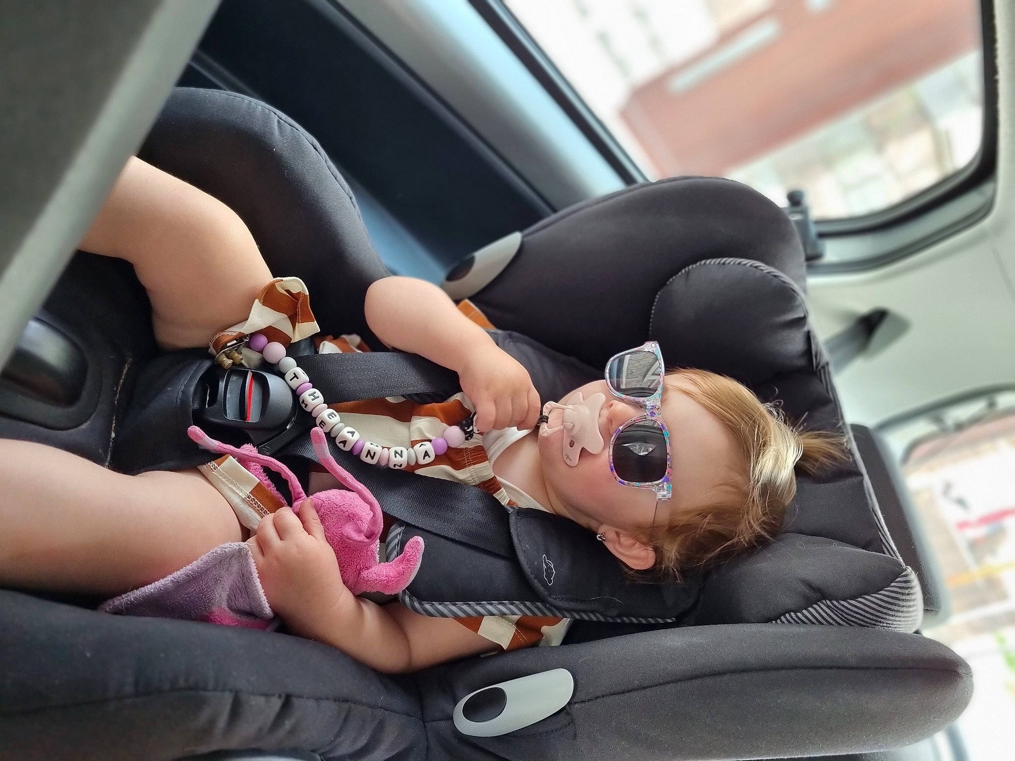 Théanna participe au concours pour gagner de l'argent avec cette photo : auto_part, automotive_design, automotive_exterior, car, car_seat, car_seat_cover, child, comfort, family_car, head_restraint, luxury_vehicle, motor_vehicle, nail, person, personal_luxury_car, service, steering_part, thigh, vehicle, vehicle_door