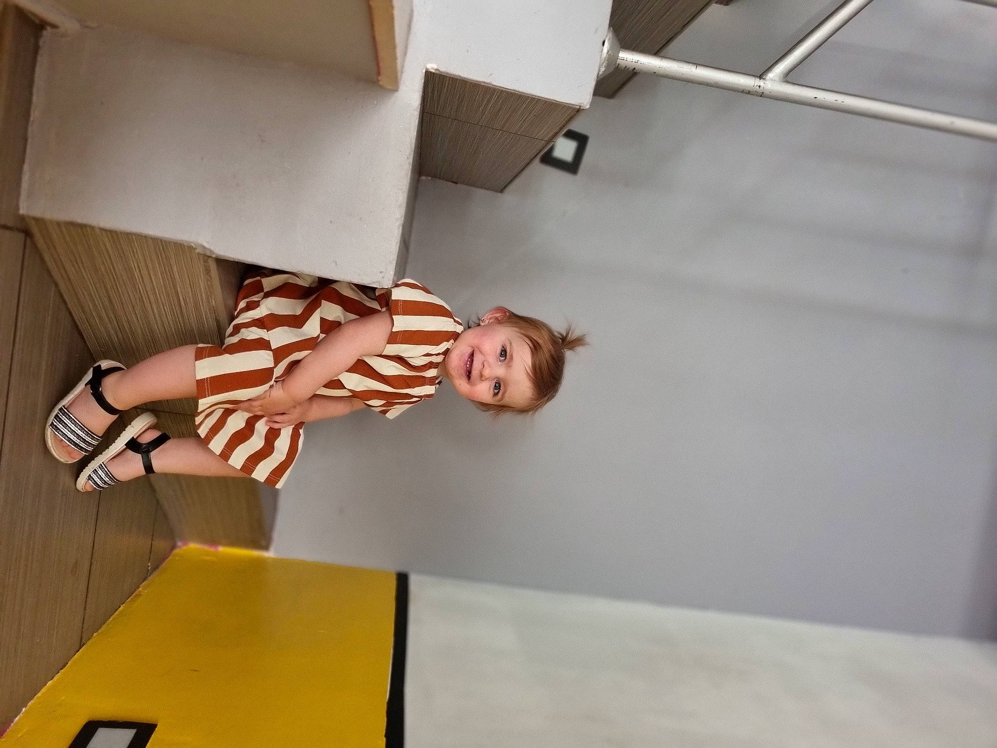 Théanna a rejoint le concours — aidez-le/la à gagner de superbes lots ! elbow, floor, flooring, fun, hardwood, human_leg, joy, knee, person, room, sitting, stairs, table, thigh, toddler, wood, wrist