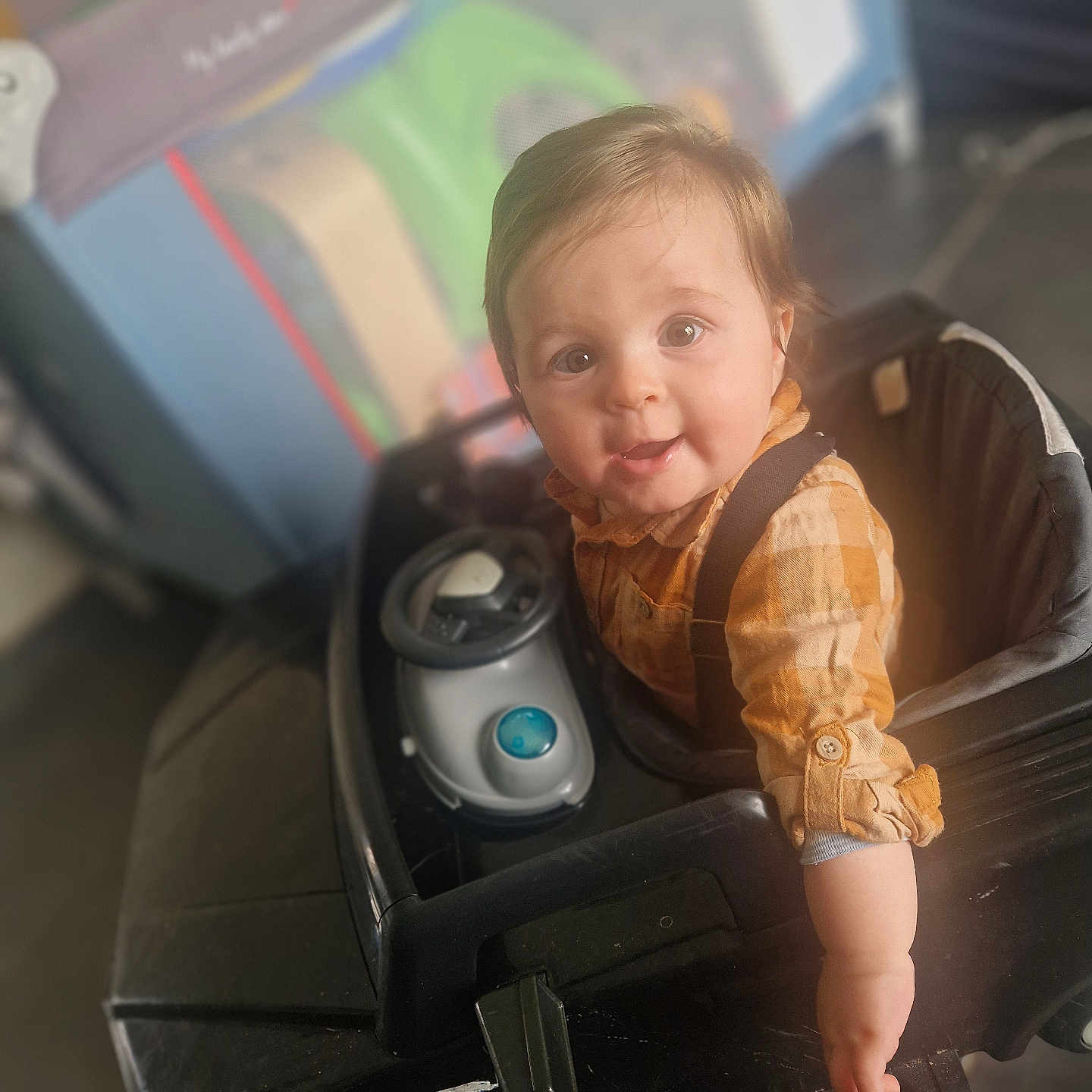 Arthur a rejoint le concours — aidez-le/la à gagner de superbes lots ! baby, child, childhood, clothing, curious, eyes, face, floor, furniture, hair, hand, indoor, person, play, playtime, room, seat, smile, toy_car, wheel