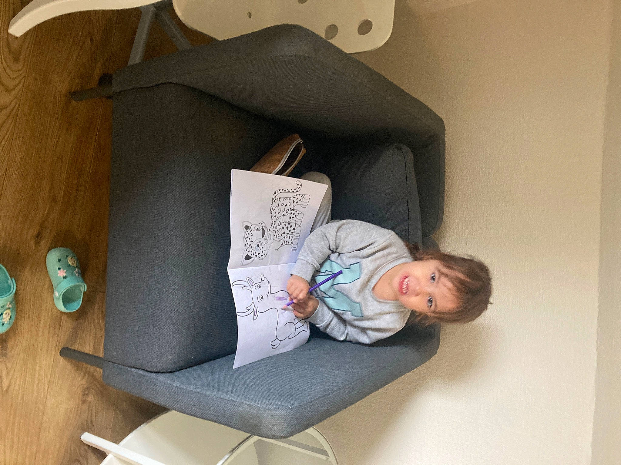 Sofia a rejoint le concours — aidez-le/la à gagner de superbes lots ! baby_products, cardboard, carton, child, comfort, font, home_accessories, linens, paper_product, person, room, sitting, toddler, wood