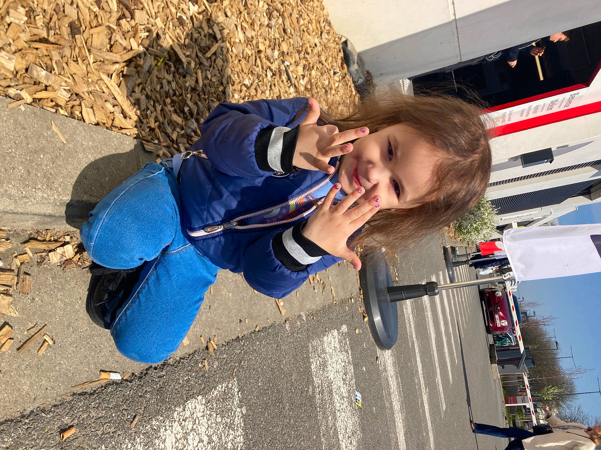 Sofia participe au concours pour gagner de l'argent avec cette photo : asphalt, automotive_exterior, child, city, concrete, electric_blue, fun, joy, leisure, person, play, recreation, road_surface, shadow, smile, soil, tire, toddler, travel, vacation