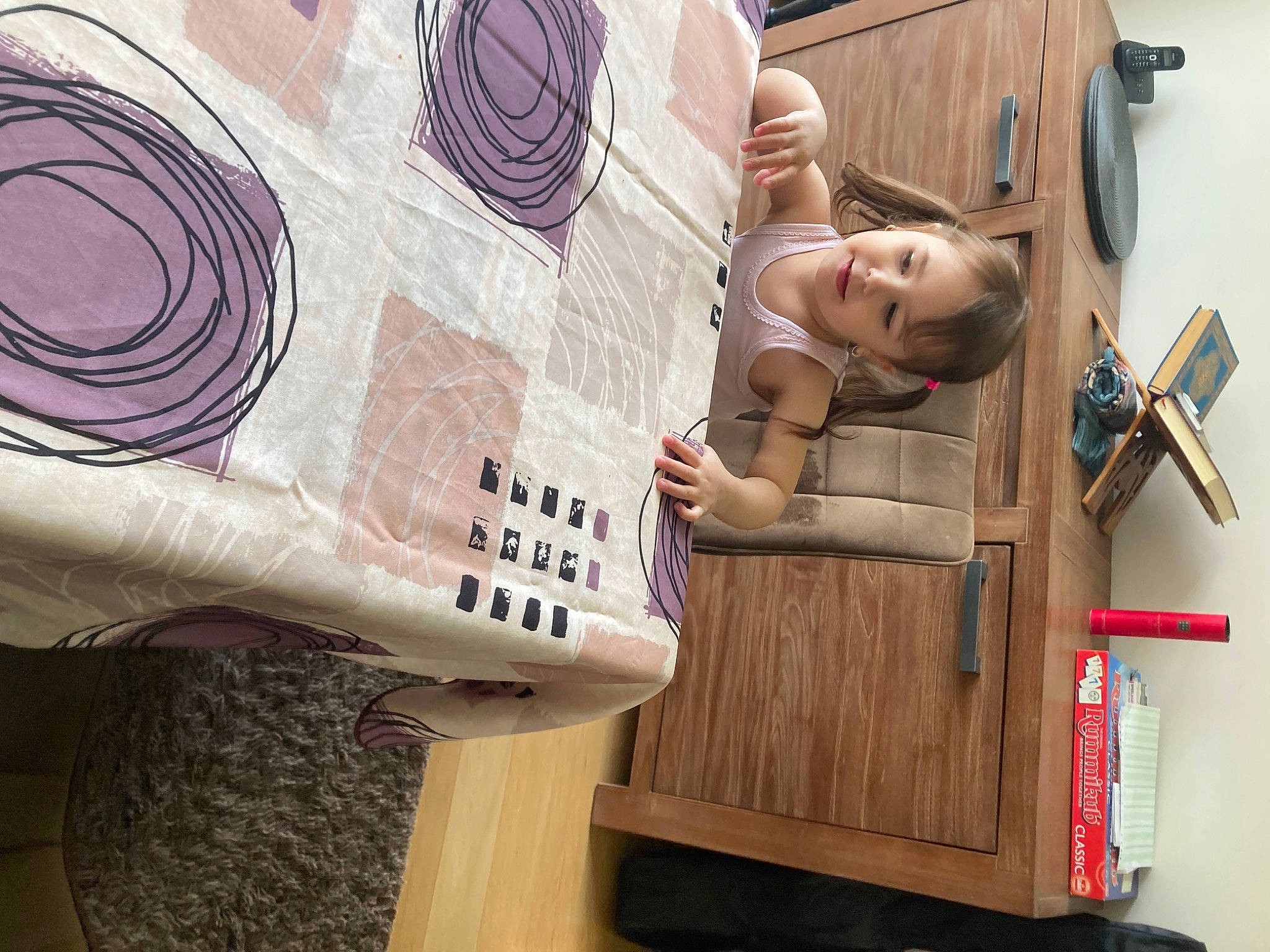 Sofia participe au concours pour gagner de l'argent avec cette photo : art, bag, box, cardboard, circle, craft, doll, drawer, eyewear, fashion_accessory, flooring, hardwood, human_leg, linens, paper_product, pattern, person, shipping_box, thigh, visual_arts