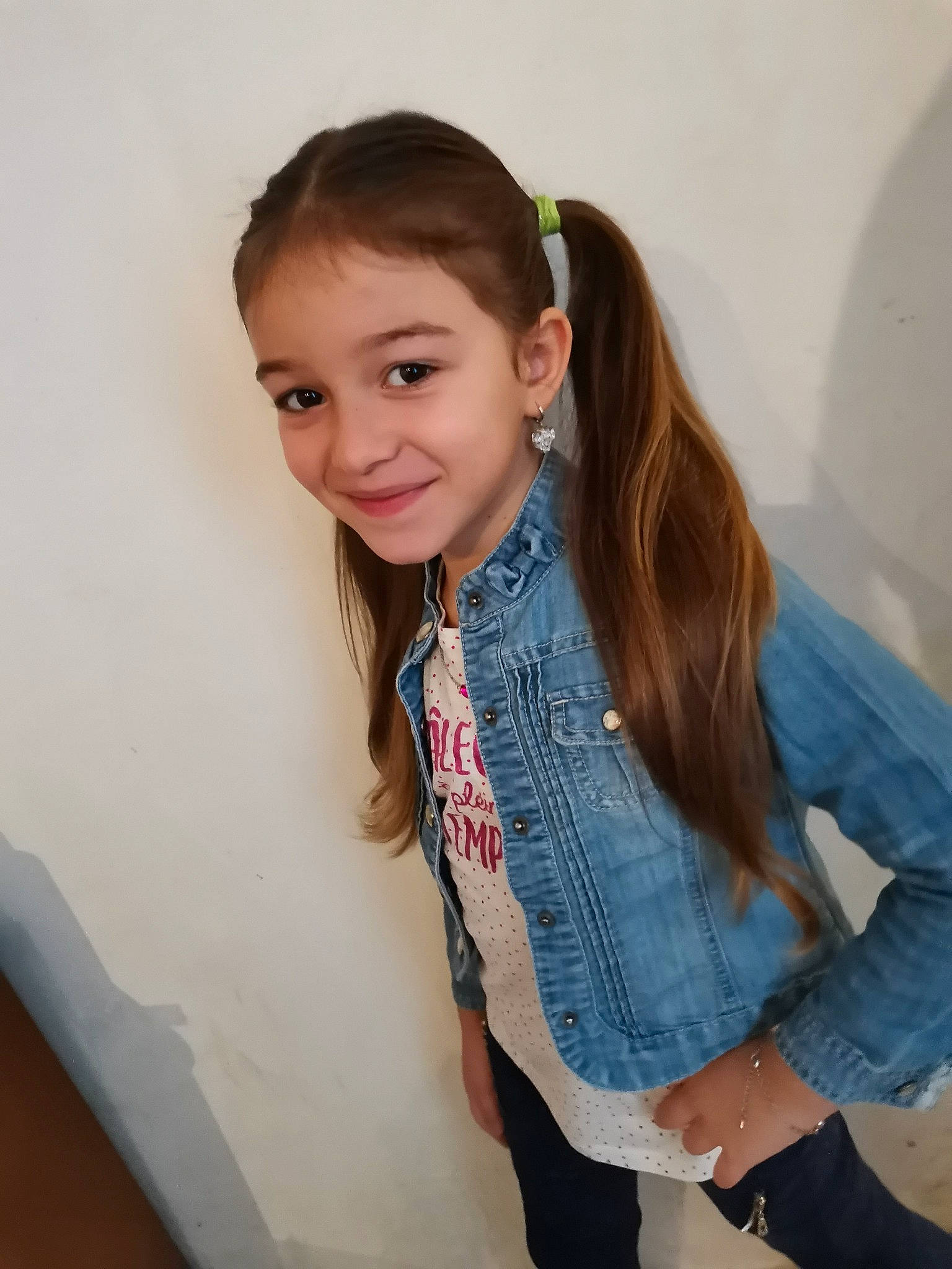 Hélénna participe au concours pour gagner de l'argent avec cette photo : belt, bracelet, brown_hair, button, child_model, clothing, collar, denim, embellishment, fashion_accessory, hair_accessory, hair_tie, hairstyle, iris, jacket, jeans, joy, long_hair, person, pigtail