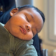 Hugo a rejoint le concours — aidez-le/la à gagner de superbes lots ! baby, sleeping, face, child, infant, cozy, green_clothing, peaceful, closeup, portrait, soft_skin, chubby_cheeks, indoors, blurred_background, resting, serene, person, young_child, cute, toddler