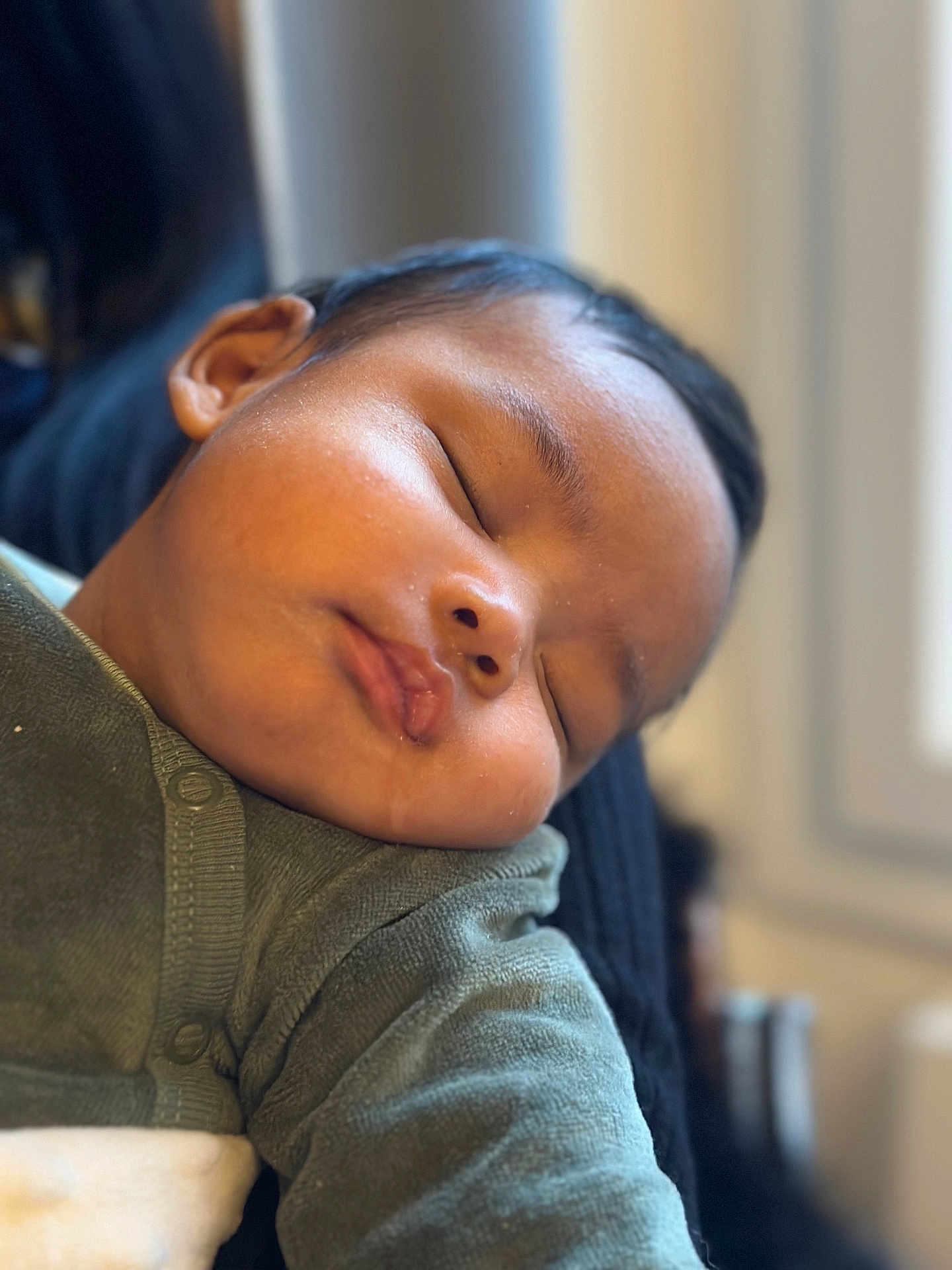 Hugo a rejoint le concours — aidez-le/la à gagner de superbes lots ! baby, sleeping, face, child, infant, cozy, green_clothing, peaceful, closeup, portrait, soft_skin, chubby_cheeks, indoors, blurred_background, resting, serene, person, young_child, cute, toddler