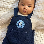 Hugo a rejoint le concours — aidez-le/la à gagner de superbes lots ! baby, bedding, blanket, cheeks, child, closeup, clothing, cute, embroidered_patch, eyes, face, indoors, infant, lying_down, navy_overalls, overalls, patch, portrait, quilted, soft_texture