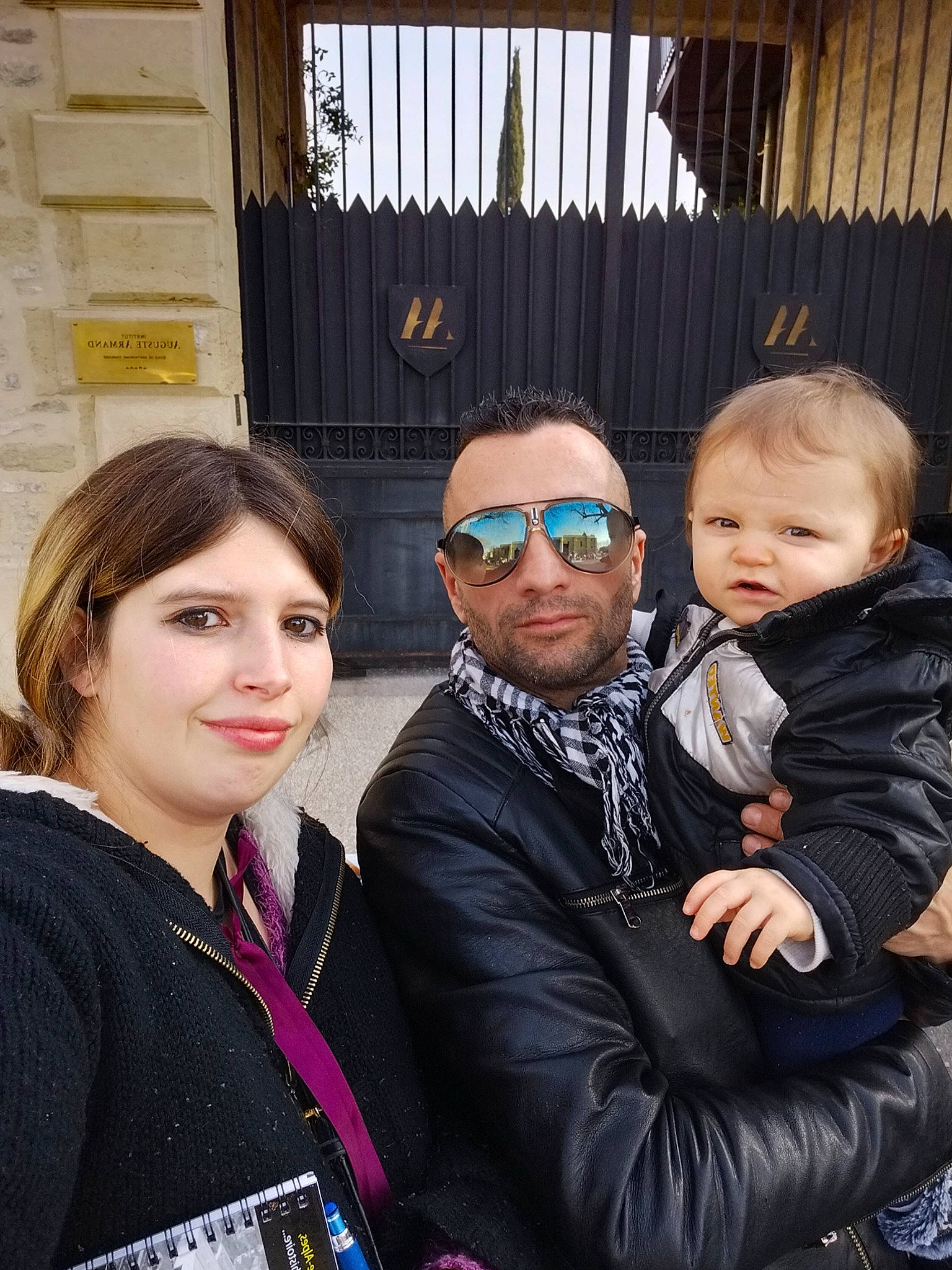 Zia a rejoint le concours — aidez-le/la à gagner de superbes lots ! baby, child, event, eyewear, face, formal_wear, fun, goggles, happy, interaction, joy, outerwear, people, person, photograph, recreation, sitting, skin, snapshot, sunglasses