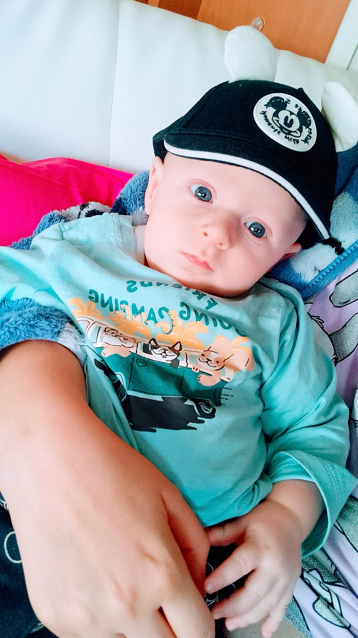 Esteban a rejoint le concours — aidez-le/la à gagner de superbes lots ! baby, baby_products, baby_toddler_clothing, baseball_cap, cap, child, comfort, costume_hat, electric_blue, fashion_accessory, happy, hat, headwear, pattern, person, pink, sitting, sleeve, sun_hat, t_shirt