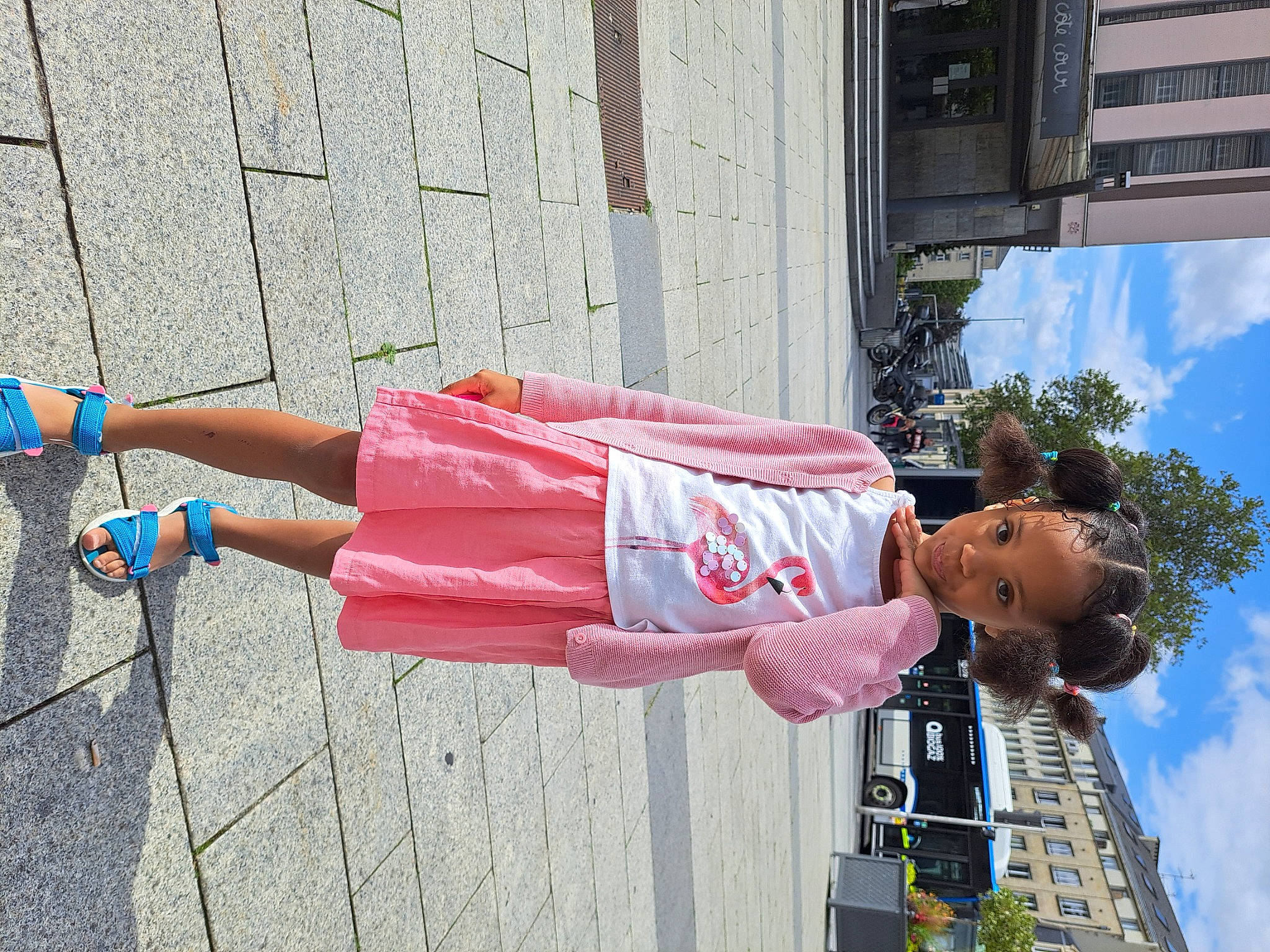 Tricia-cora participe au concours pour gagner de l'argent avec cette photo : calf, city, cloud, facade, fun, high_heels, human_leg, knee, leisure, pedestrian, person, recreation, sandal, sidewalk, sky, street, thigh, travel, tree, urban_design