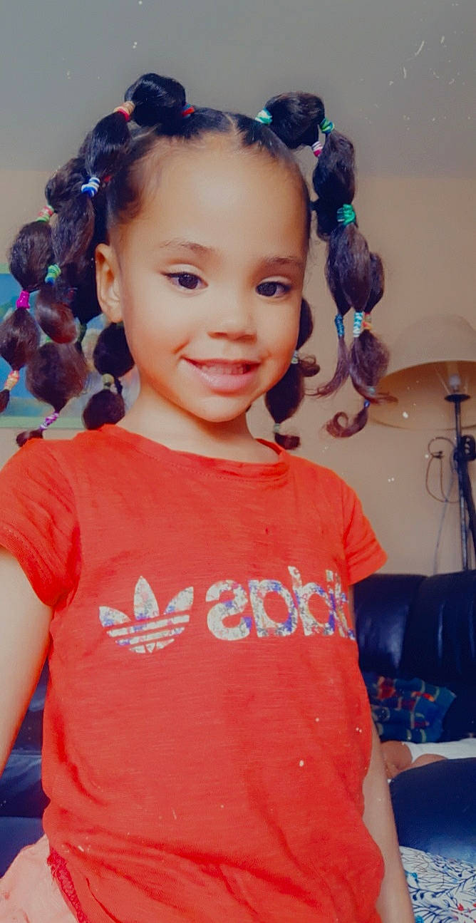 Tricia-cora a rejoint le concours — aidez-le/la à gagner de superbes lots ! blue, child, chin, ear, electric_blue, eye, eyelash, facial_expression, forehead, fun, hairstyle, happy, iris, joy, neck, organ, person, pink, sleeve, smile