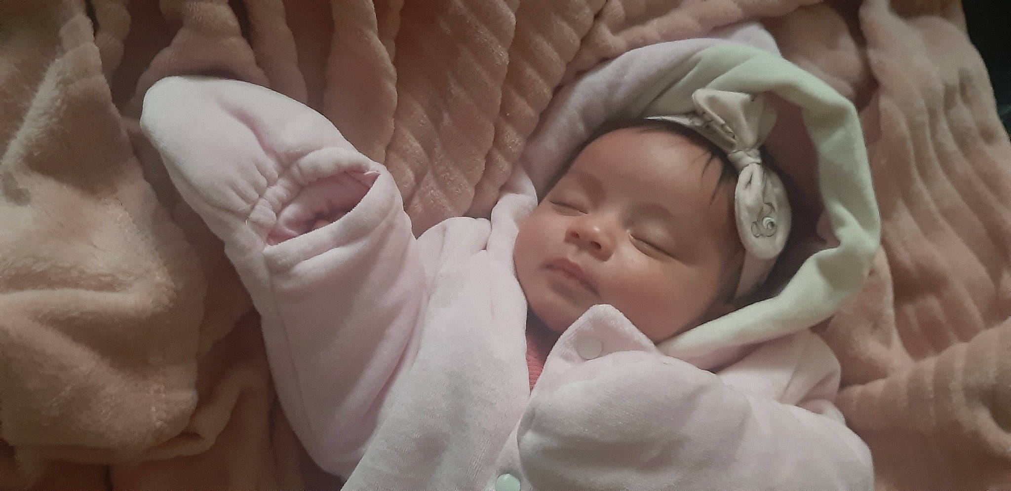 Lina-rose participe au concours pour gagner de l'argent avec cette photo : baby, baby_sleeping, baby_toddler_clothing, bedtime, cheek, child, comfort, event, face, finger, gesture, happy, linens, nail, person, portrait_photography, skin, smile, thumb, toddler