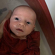 Miläya a rejoint le concours — aidez-le/la à gagner de superbes lots ! baby, infant, face, eyes, red_cloth, hand, water, bath, wet_skin, expression, close_up, newborn, person, child, skin, head, portrait, curious, gaze, support