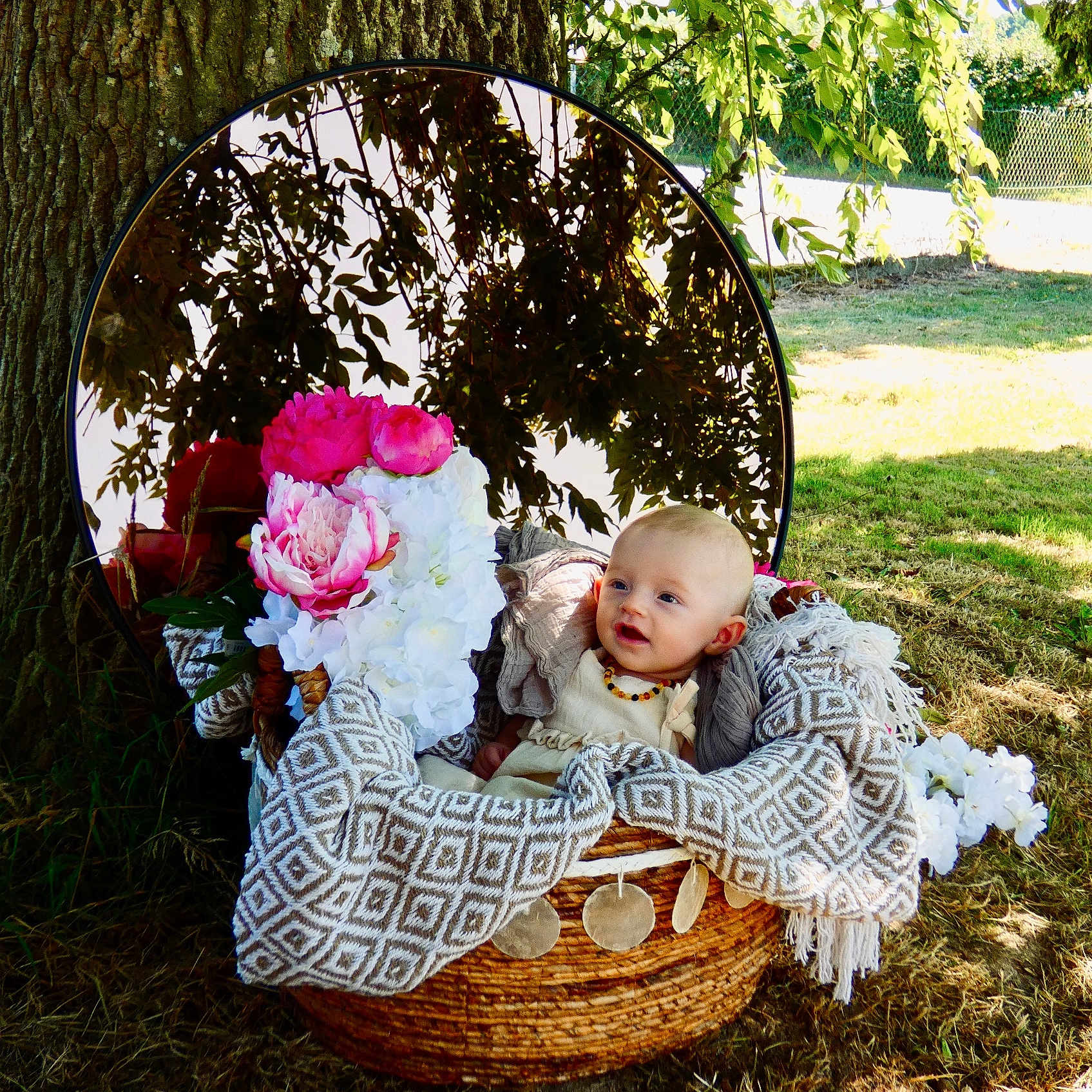 Miläya a rejoint le concours — aidez-le/la à gagner de superbes lots ! baby, basket, blanket, cozy, decoration, face, flower, grass, head, infant, leaves, mirror, nature, outdoor, portrait, relaxing, smiling, sunlight, tree, woven