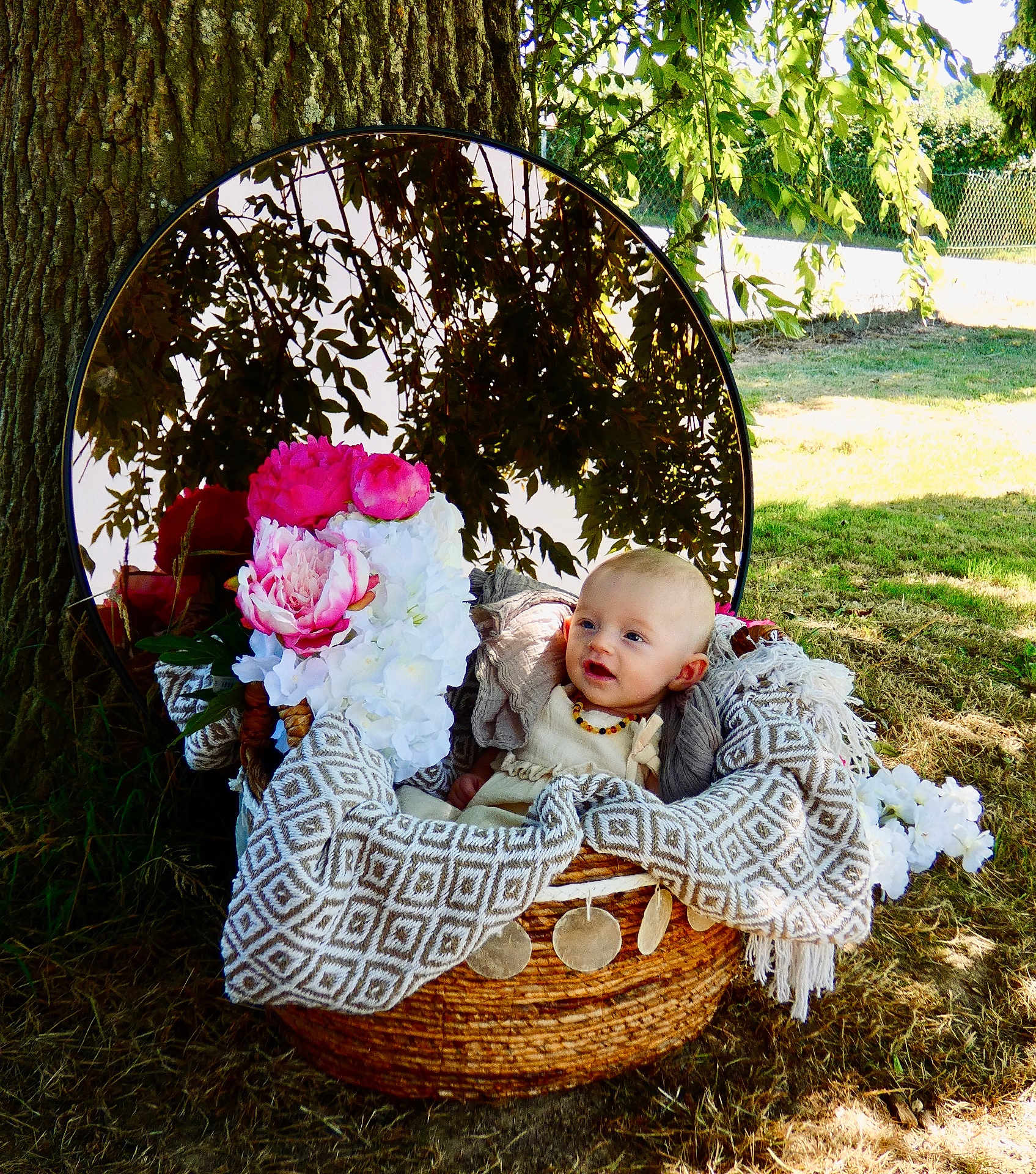 Miläya a rejoint le concours — aidez-le/la à gagner de superbes lots ! baby, basket, blanket, cozy, decoration, face, flower, grass, head, infant, leaves, mirror, nature, outdoor, portrait, relaxing, smiling, sunlight, tree, woven