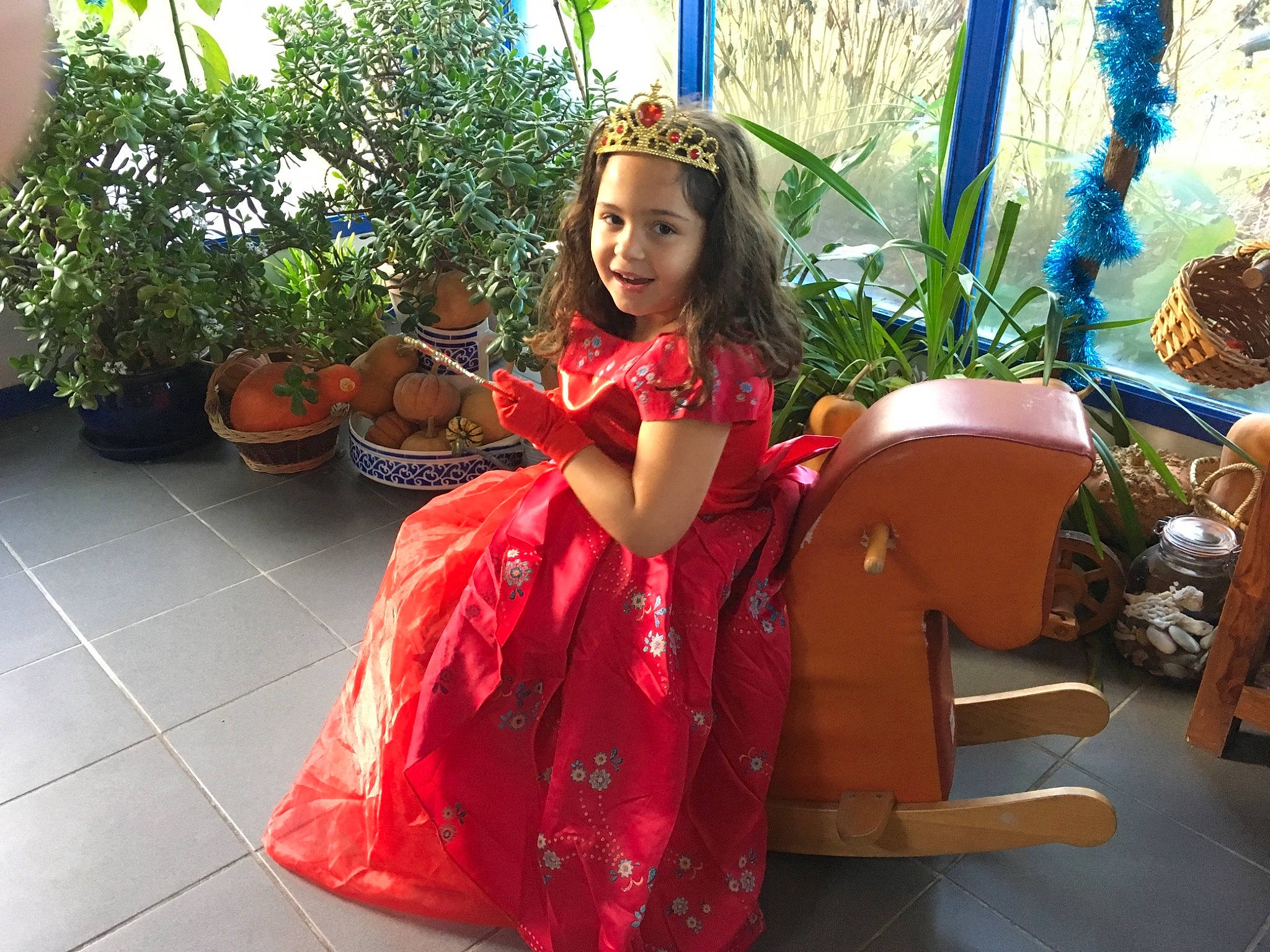 Savannah participe au concours pour gagner de l'argent avec cette photo : costume, flower, fun, girl, joy, person, plant, red