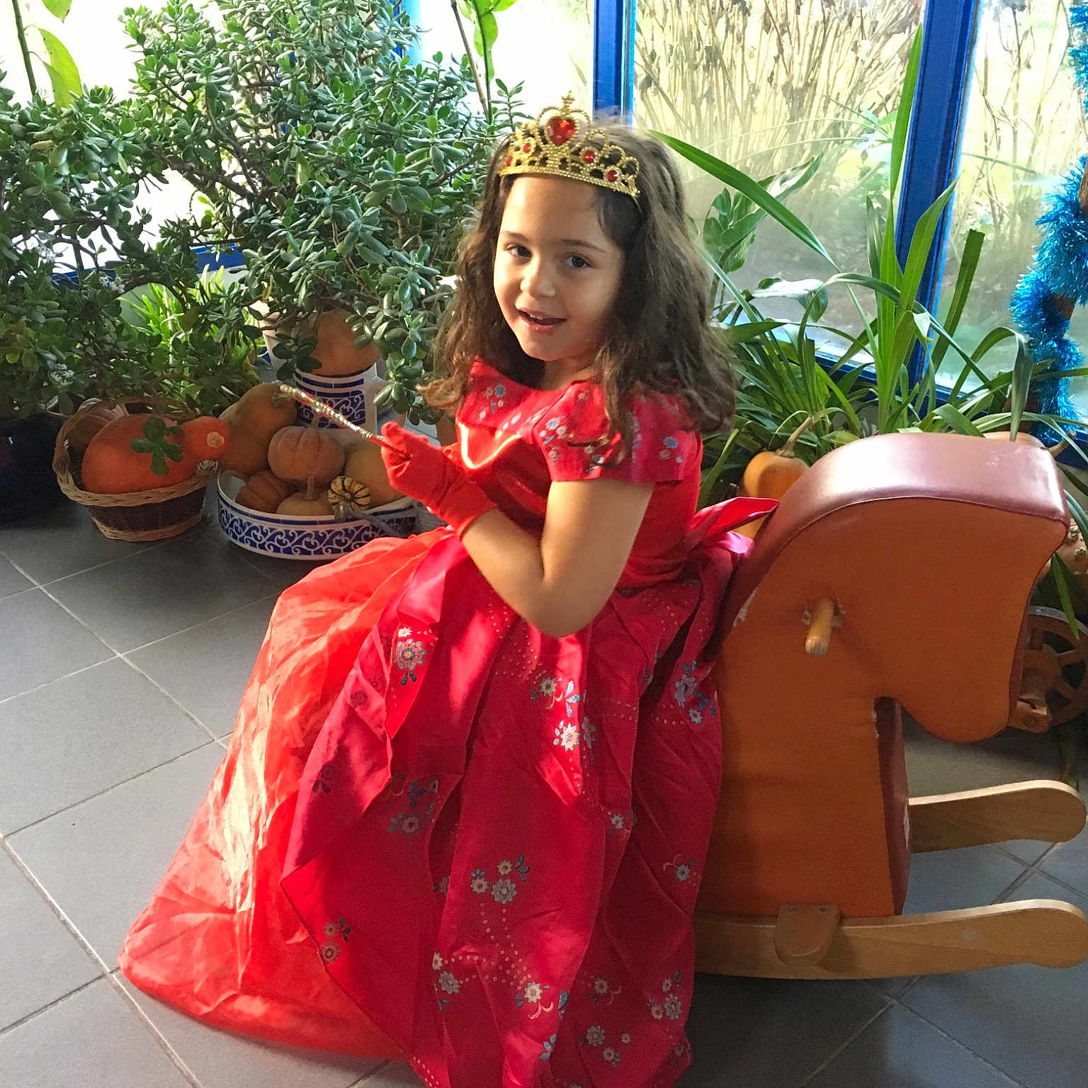 Savannah participe au concours pour gagner de l'argent avec cette photo : costume, flower, fun, girl, joy, person, plant, red