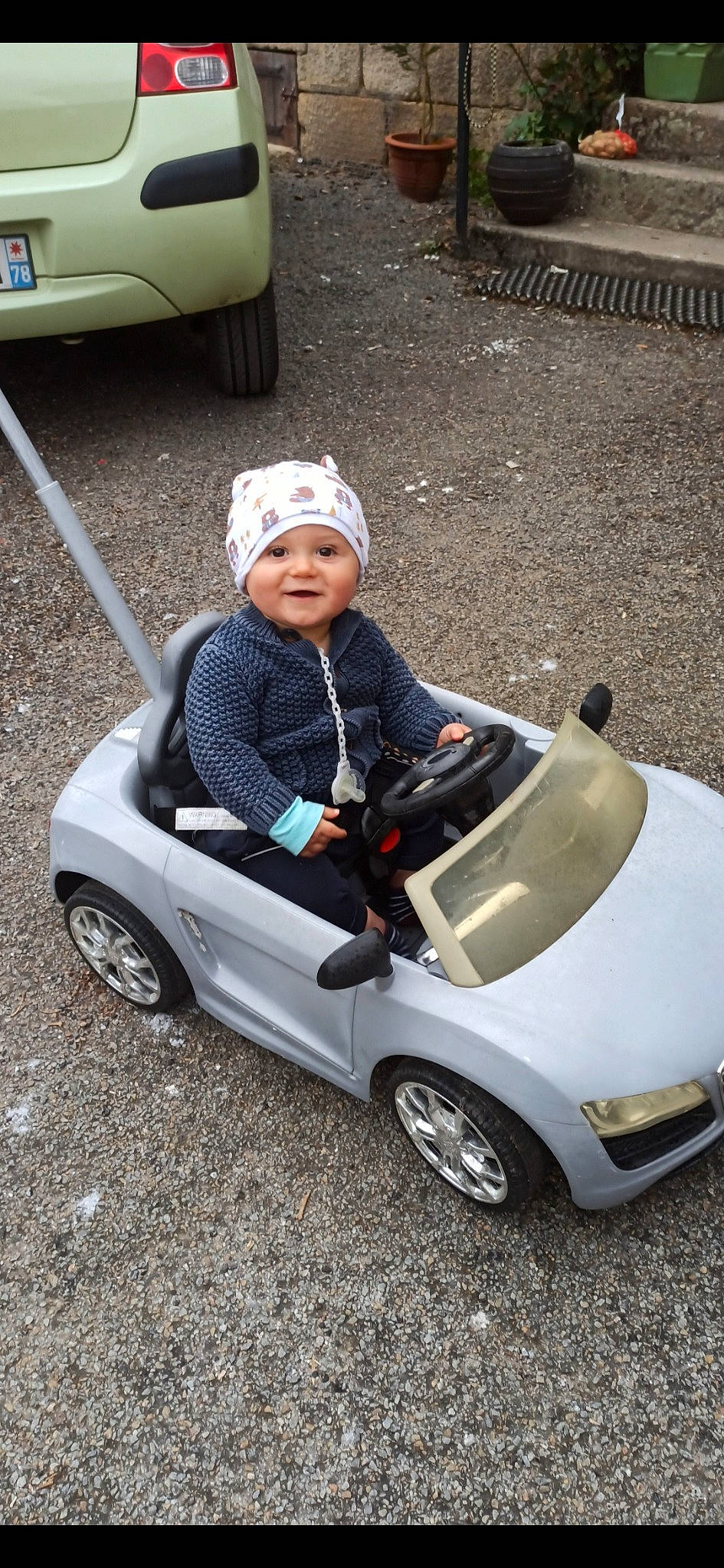 Mao participe au concours pour gagner de l'argent avec cette photo : alloy_wheel, automotive_design, automotive_exterior, automotive_tire, automotive_wheel_system, car, fender, headwear, hood, hubcap, joy, motor_vehicle, person, rim, rolling, smile, tire, toddler, tread, vehicle