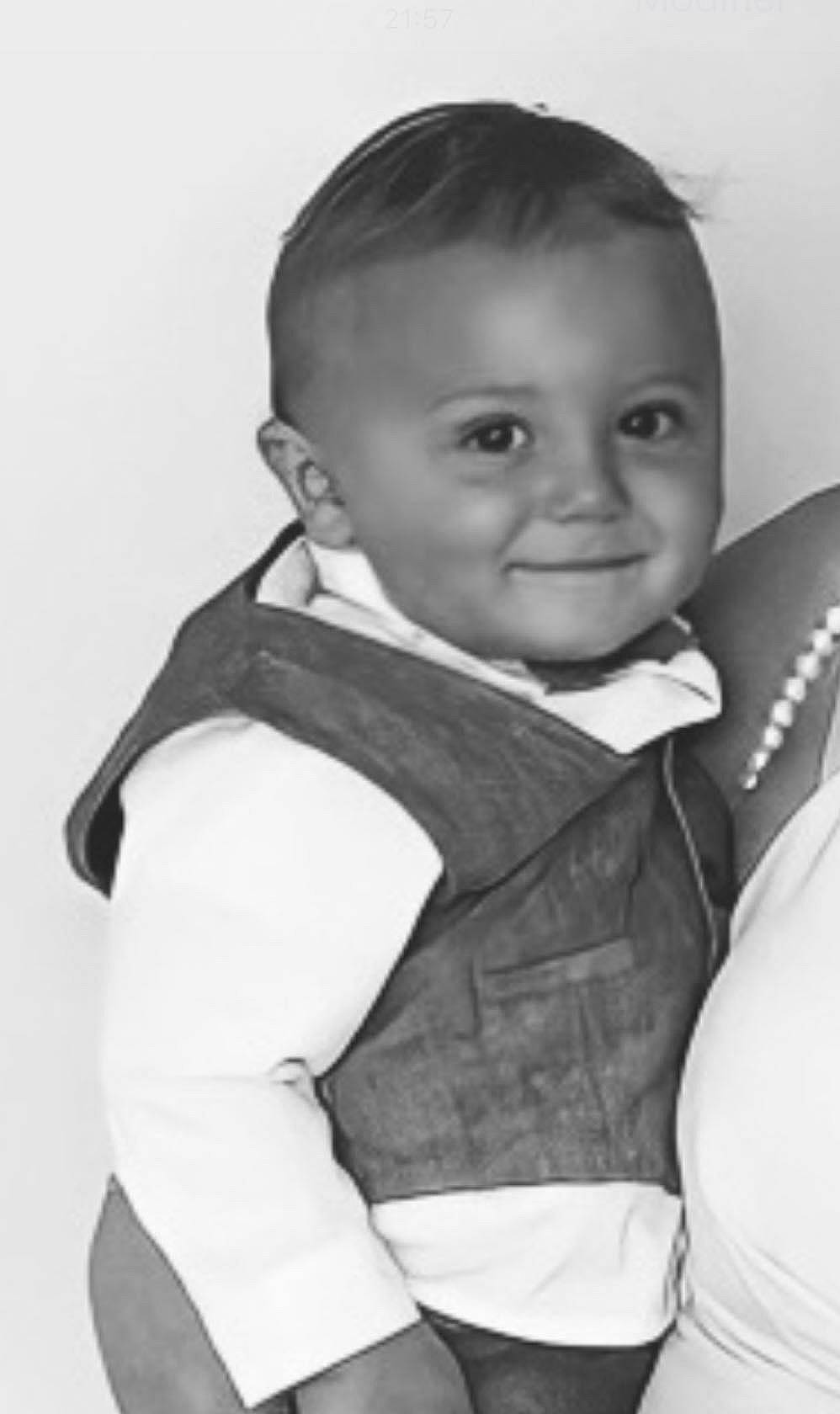 Mao a rejoint le concours — aidez-le/la à gagner de superbes lots ! baby, baby_products, baby_toddler_clothing, cheek, child, comfort, flash_photography, formal_wear, fun, happy, iris, joy, laugh, monochrome, monochrome_photography, person, portrait_photography, sitting, sleeve, smile