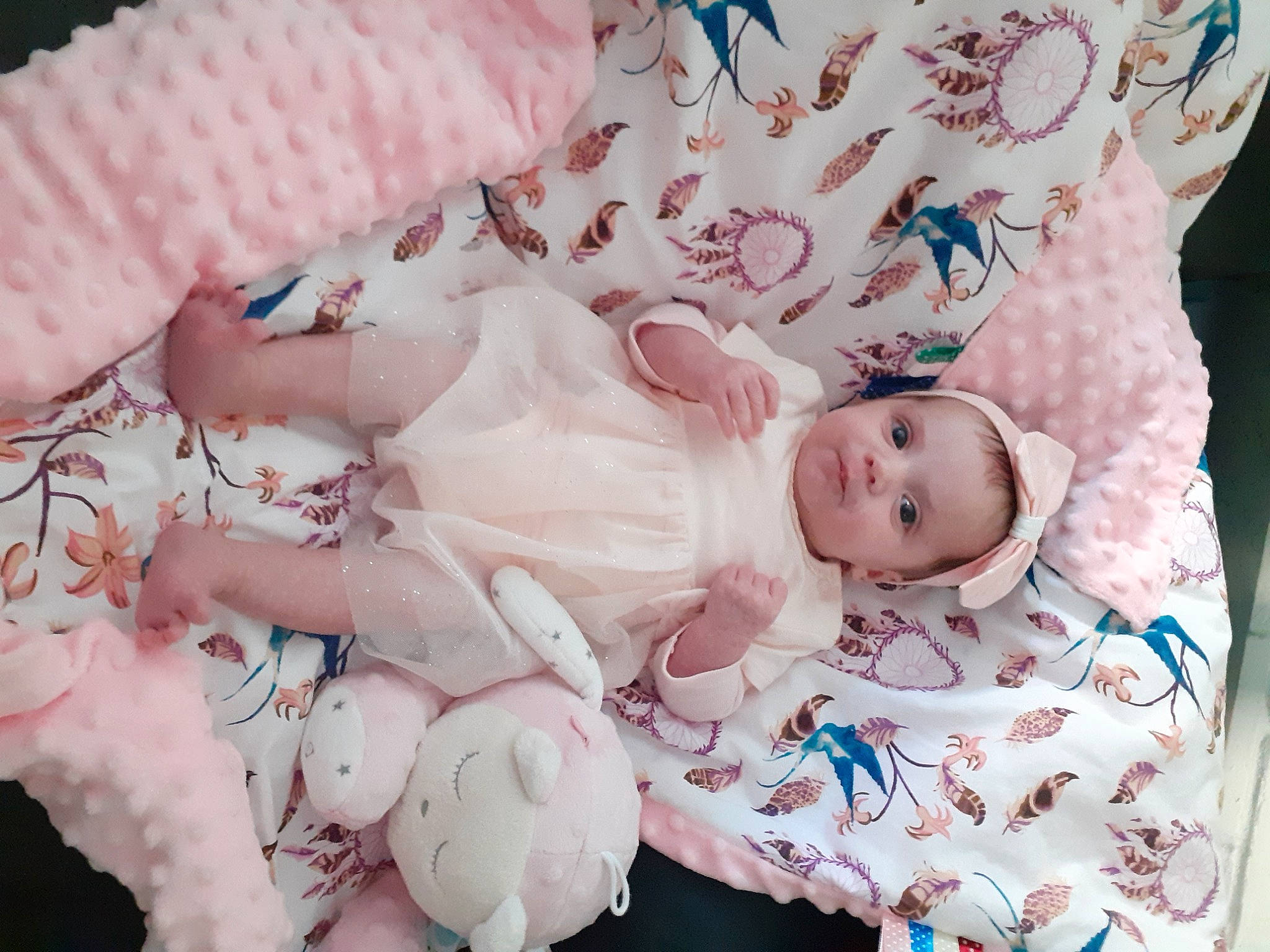 Emmy a rejoint le concours — aidez-le/la à gagner de superbes lots ! arm, baby, baby_products, baby_toddler_clothing, cheek, child, comfort, eye, hand, head, linens, pattern, person, petal, pink, product, room, skin, textile, toddler