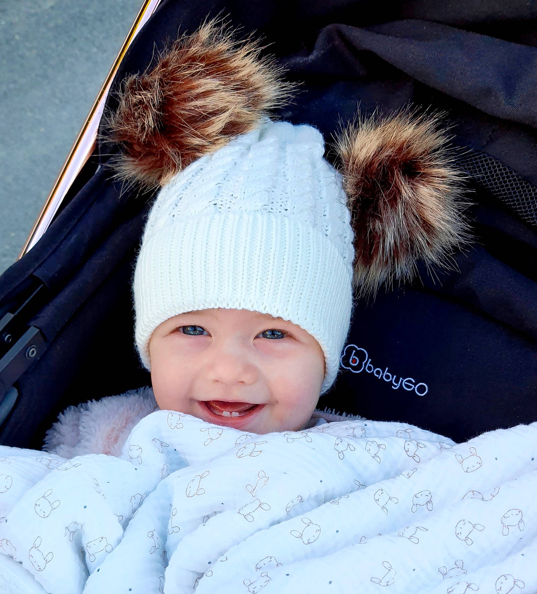 Léna participe au concours pour gagner de l'argent avec cette photo : beauty, cap, child, electric_blue, eye, fashion_accessory, freezing, fur, happy, head, headgear, headwear, knit_cap, person, skin, smile, street_fashion, textile, toddler, winter