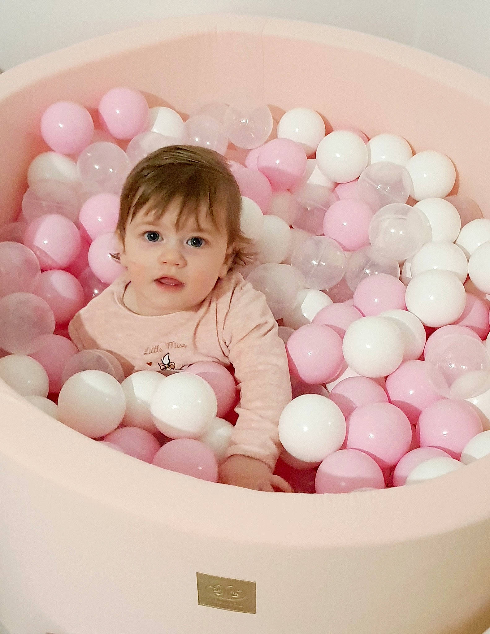Léna a rejoint le concours — aidez-le/la à gagner de superbes lots ! baby, baby_playing_with_toys, baby_products, baby_toddler_clothing, baby_toys, ball, child, circle, comfort, event, fun, happy, party_supply, pattern, person, pink, play, room, sitting, sweetness