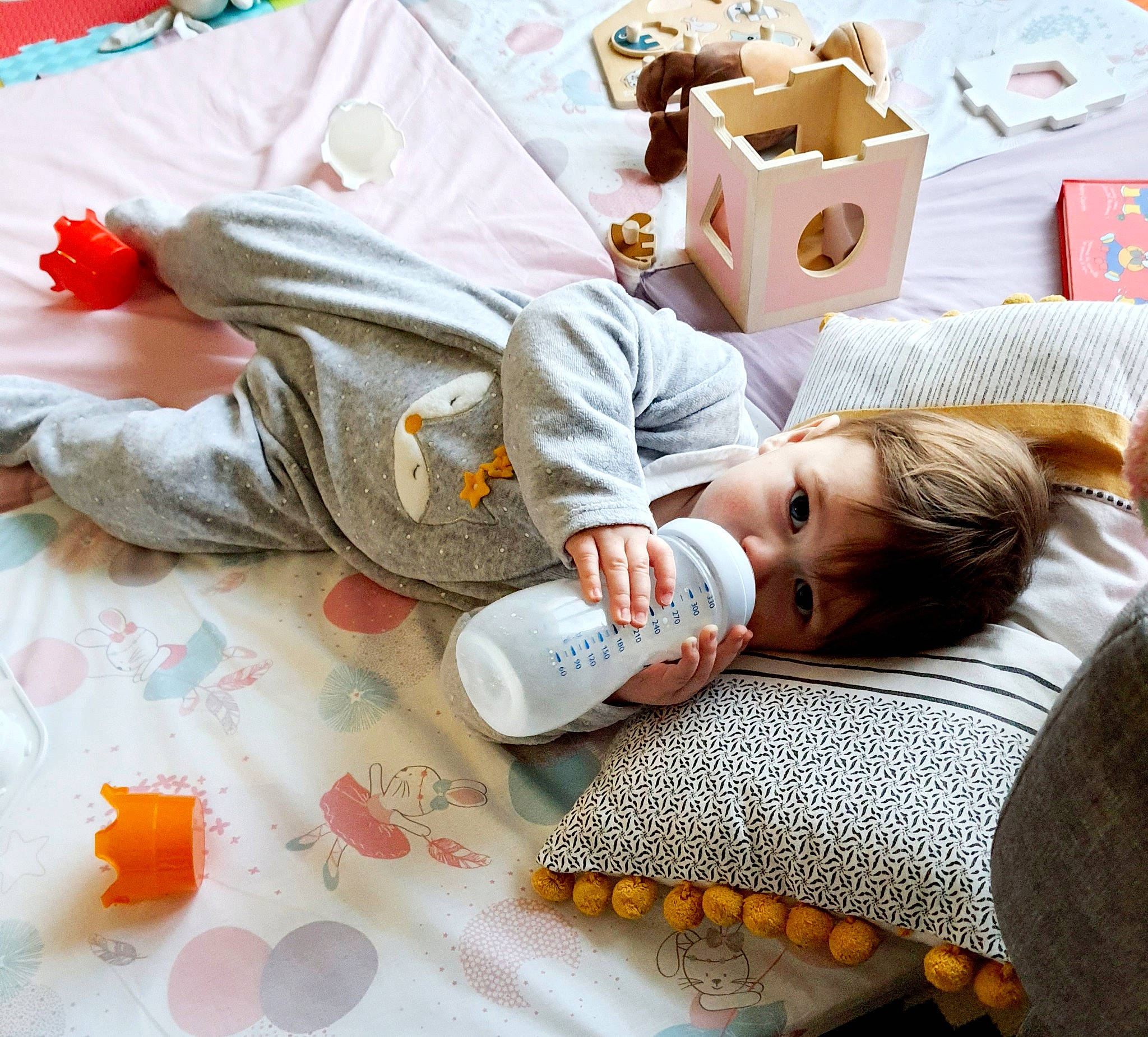 Léna a rejoint le concours — aidez-le/la à gagner de superbes lots ! baby_sleeping, bed_sheet, bedding, carmine, child, comfort, event, flooring, foot, glove, happy, leisure, linens, morning, nap, person, room, sitting, textile, throw_pillow