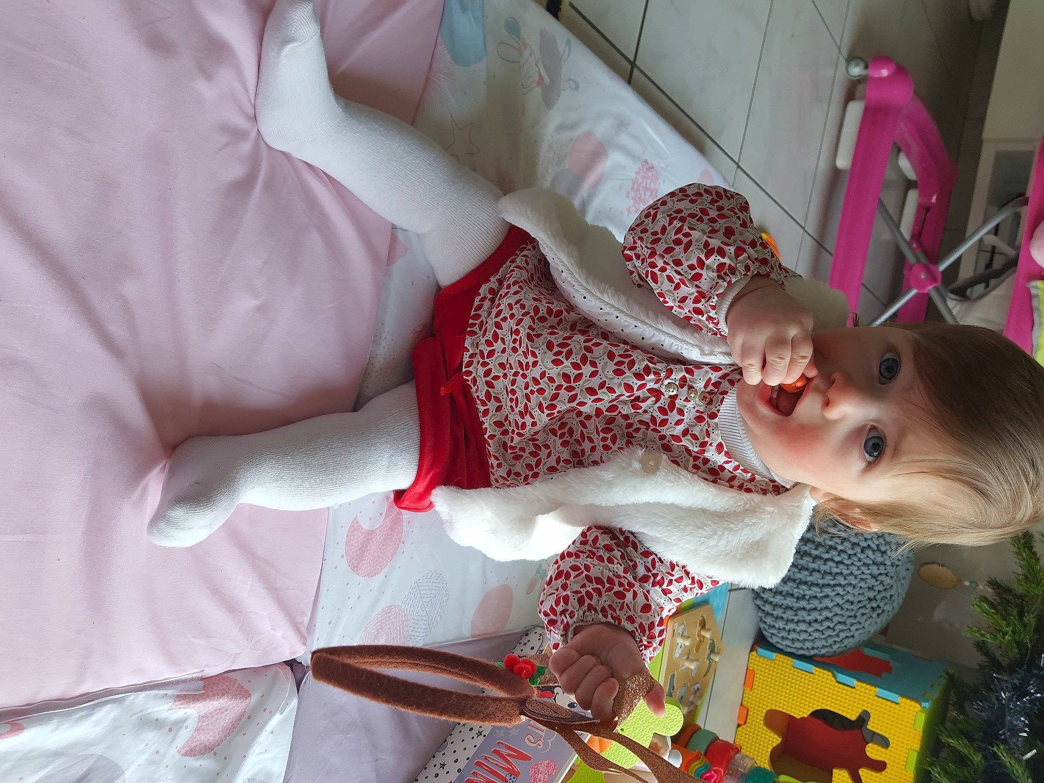 Léna a rejoint le concours — aidez-le/la à gagner de superbes lots ! baby, baby_products, bed, child, comfort, dress, elbow, event, fun, happy, human_body, linens, mouth, nail, pattern, person, room, skin, surprise, textile