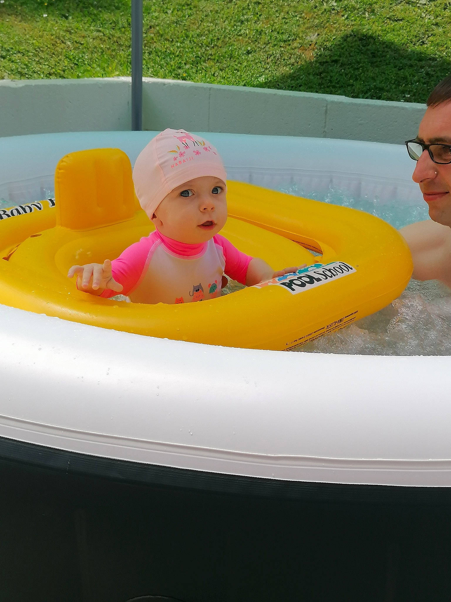 Noeline participe au concours pour gagner de l'argent avec cette photo : baby, baby_float, baby_products, baby_toddler_clothing, bathing, boats_and_boating_equipment_and_supplies, child, fun, glasses, goggles, hat, headwear, leisure, outdoor_recreation, person, personal_protective_equipment, recreation, sun_hat, swimming_pool, toddler