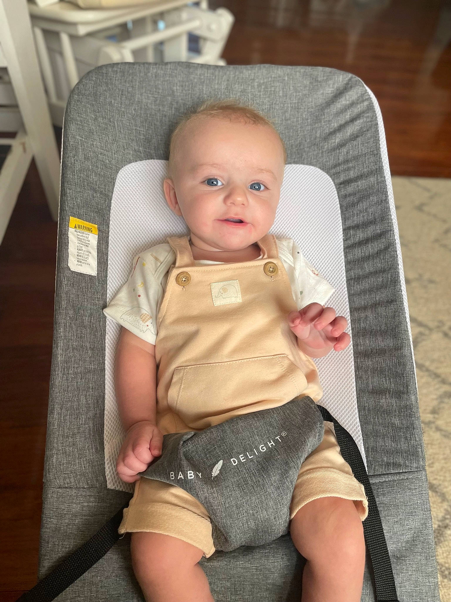 Linkin is registered to the contest to win money with this photo: abdomen, baby, baby_products, baby_toddler_clothing, chair, cheek, chest, child, comfort, eye, furniture, human_leg, knee, person, shorts, skin, thigh, toddler, trunk, waist