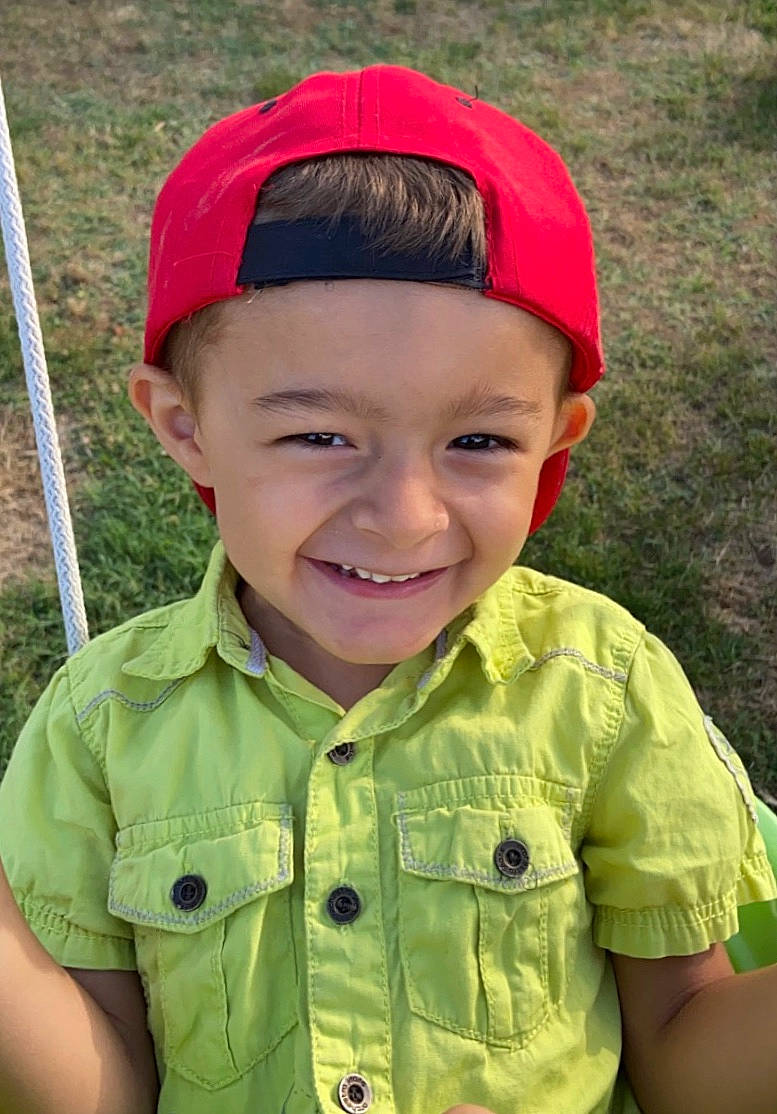 Rémi a rejoint le concours — aidez-le/la à gagner de superbes lots ! cap, eye, face, forehead, grass, happy, head, headwear, human_body, joy, leaf, lip, mouth, neck, nose, outerwear, people_in_nature, person, skin, sleeve