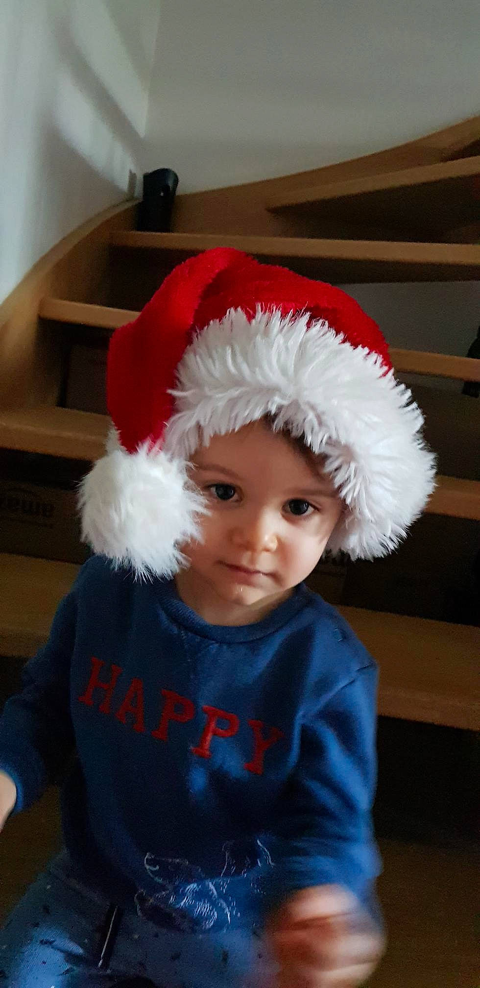 Ayden a rejoint le concours — aidez-le/la à gagner de superbes lots ! child, christmas, christmas_eve, costume, costume_accessory, costume_hat, fashion_accessory, fictional_character, fur, hat, headgear, person, toddler