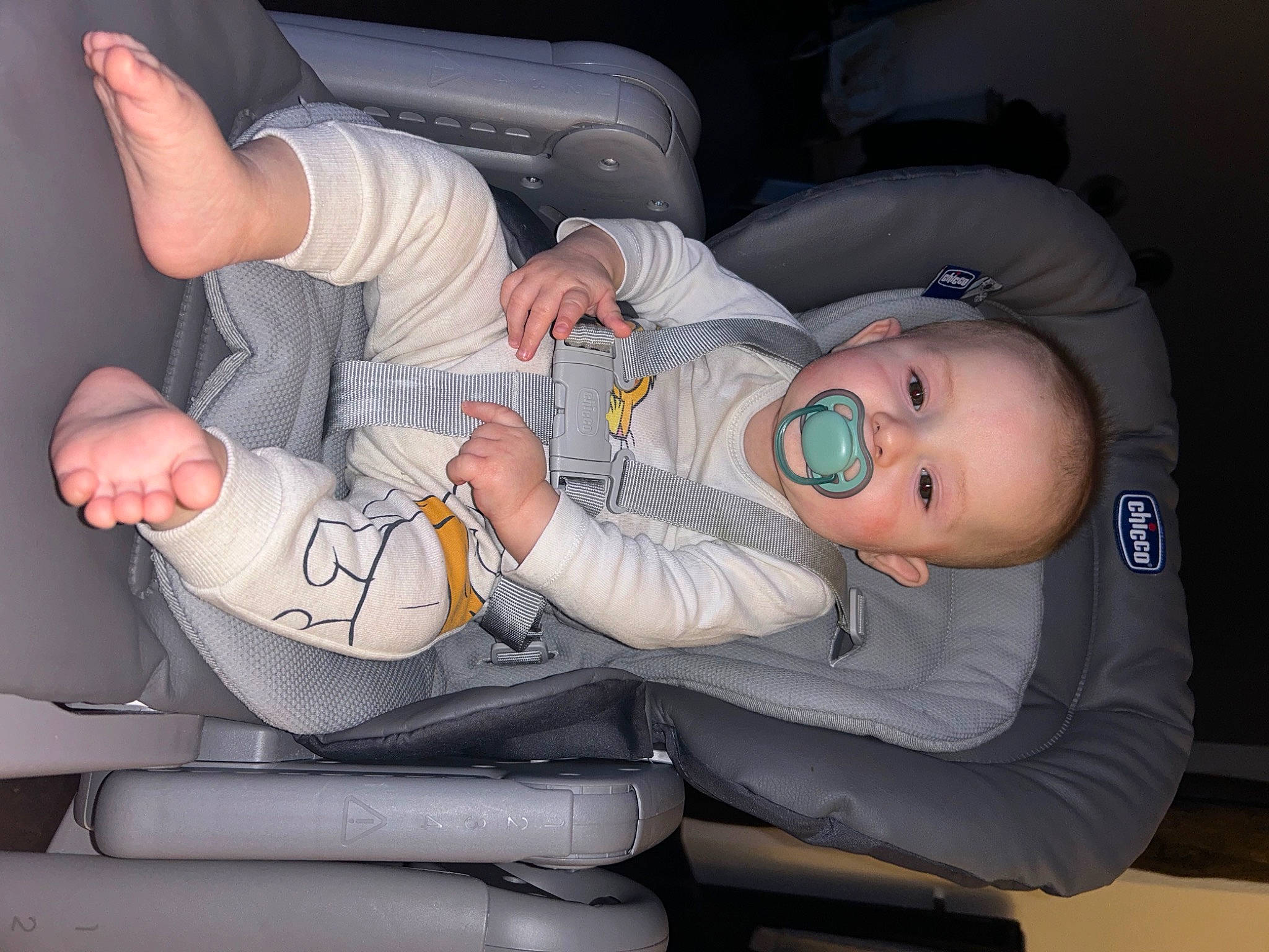 Soan a rejoint le concours — aidez-le/la à gagner de superbes lots ! auto_part, baby, baby_products, car_seat, child, comfort, elbow, finger, gesture, human_body, joint, knee, lap, leg, mammal, mouth, person, sitting, thumb, toddler
