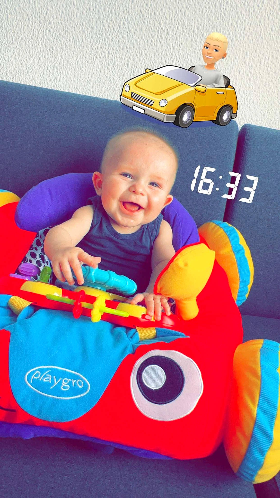 Soan participe au concours pour gagner de l'argent avec cette photo : baby, baby_playing_with_toys, baby_products, baby_toddler_clothing, baby_toys, blue, child, comfort, electric_blue, fun, happy, leisure, person, play, product, sharing, smile, toddler, toy, toy_vehicle