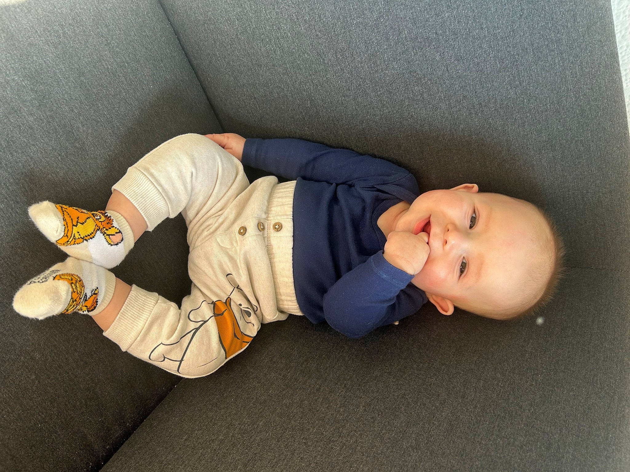 Soan participe au concours pour gagner de l'argent avec cette photo : baby_products, baby_toddler_clothing, carmine, child, comfort, elbow, floor, flooring, human_leg, joy, knee, linens, pattern, person, room, sitting, sleeve, smile, sock, sportswear