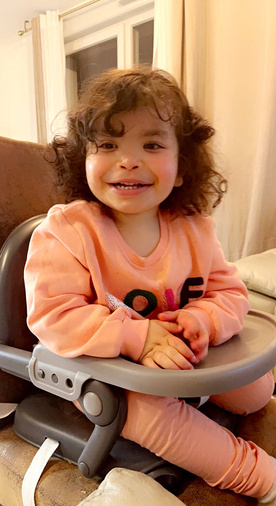 Meryem a rejoint le concours — aidez-le/la à gagner de superbes lots ! arm, baby_toddler_clothing, cheek, comfort, face, facial_expression, finger, fun, hair, hairstyle, hand, happy, head, joy, lip, person, skin, sleeve, smile, thigh