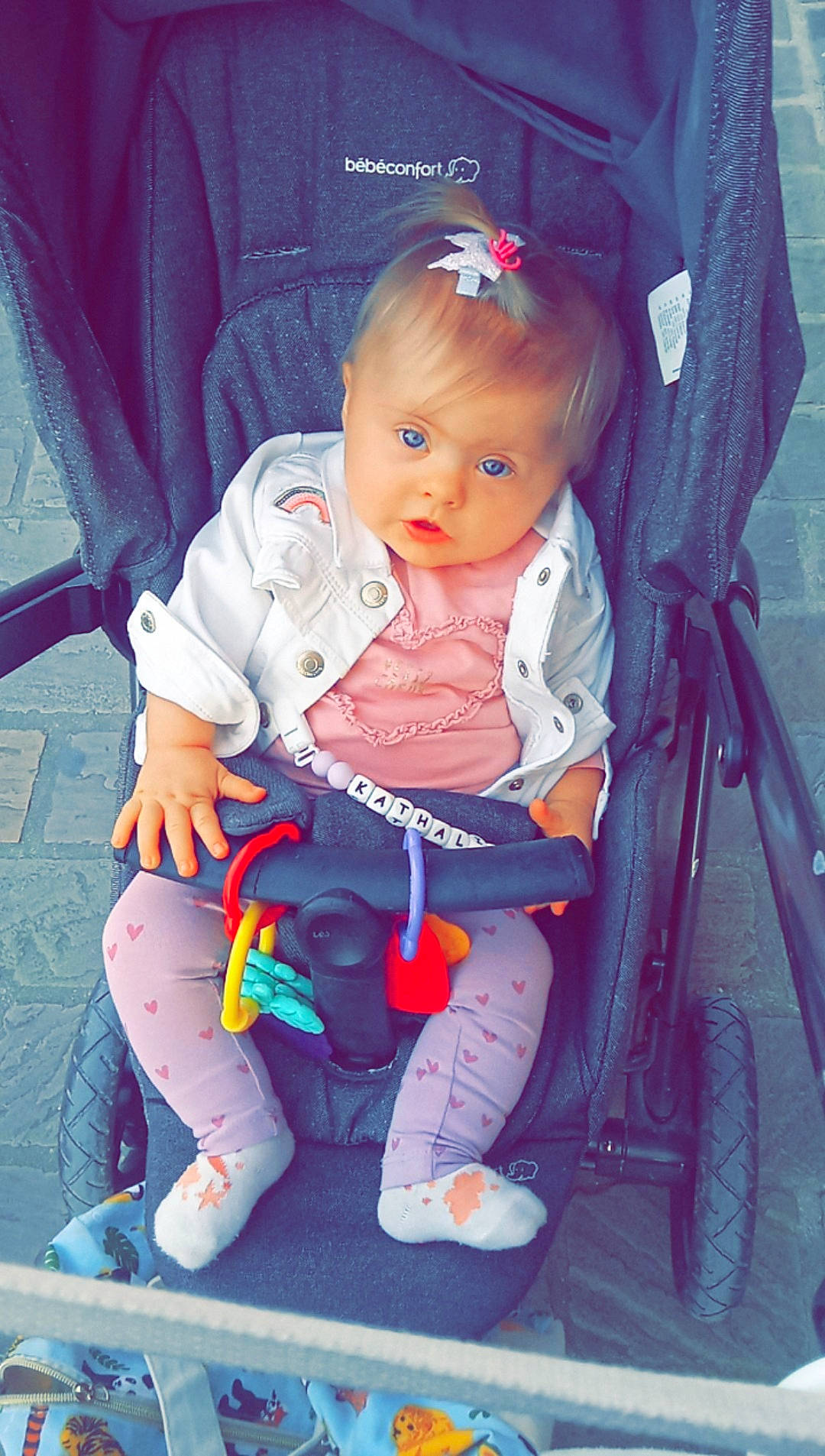 Kathalina a rejoint le concours — aidez-le/la à gagner de superbes lots ! baby, baby_carriage, baby_products, baby_toddler_clothing, cheek, child, comfort, cool, electric_blue, hand, head, iris, lap, organ, person, product, purple, tire, toddler, toy