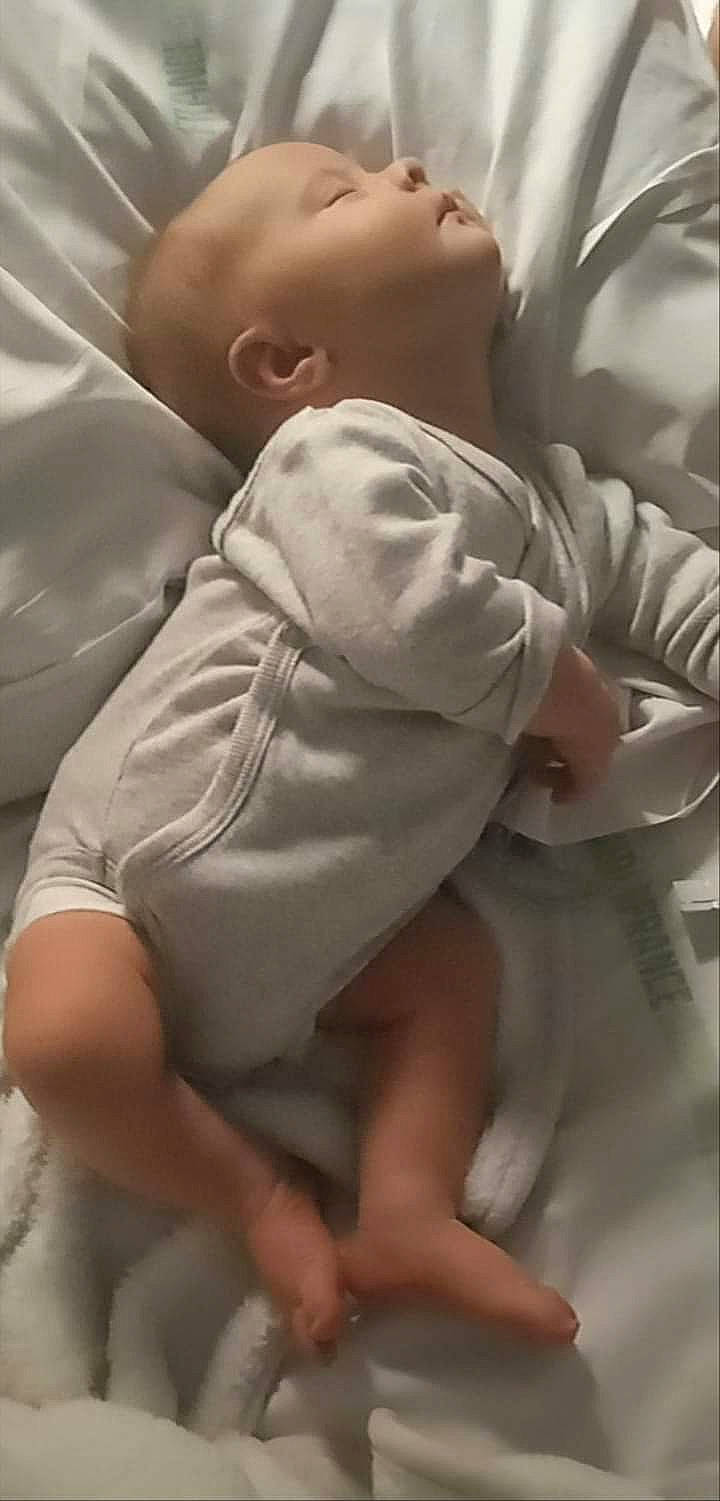 Kathalina participe au concours pour gagner de l'argent avec cette photo : abdomen, baby, baby_sleeping, baby_toddler_clothing, cheek, chest, child, comfort, elbow, foot, gesture, human_leg, infant_bodysuit, knee, linens, person, sitting, sleeve, thigh, thumb