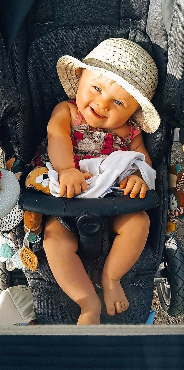 Kathalina a rejoint le concours — aidez-le/la à gagner de superbes lots ! baby, baby_toddler_clothing, cap, chair, comfort, cool, finger, flash_photography, happy, hat, headwear, human, knee, lap, nail, person, photograph, product, skin, smile