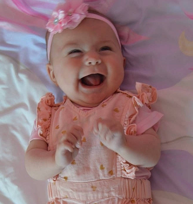 Emma a rejoint le concours — aidez-le/la à gagner de superbes lots ! baby, baby_making_funny_faces, baby_toddler_clothing, cheek, child, chin, finger, happy, headwear, lip, magenta, pattern, peach, person, petal, pink, skin, sleeve, smile, sweetness