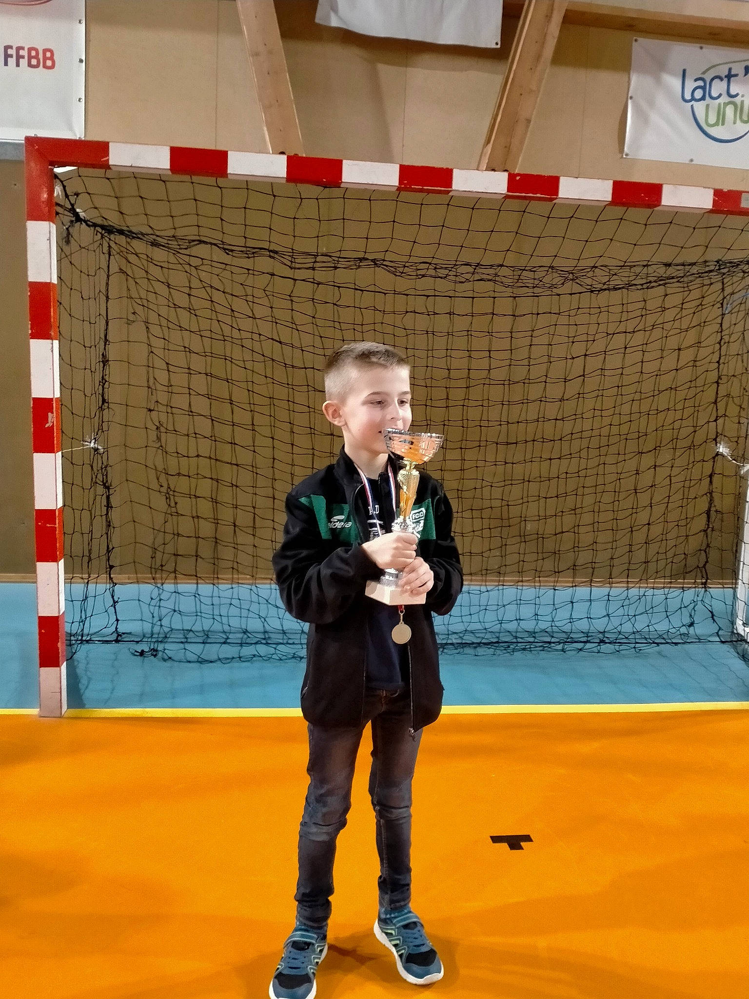 Gabriel participe au concours pour gagner de l'argent avec cette photo : boot, championship, competition, competition_event, electric_blue, entertainment, event, flooring, fun, games, joy, leisure, microphone, person, player, racquet_sport, recreation, sport_venue, sports, team_sport