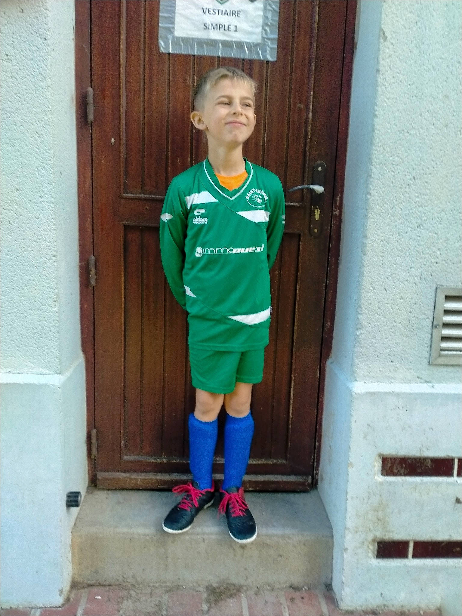Gabriel participe au concours pour gagner de l'argent avec cette photo : ball_game, door, electric_blue, football_player, human_leg, jersey, joy, knee, leisure, person, player, shorts, soccer_player, sock, sports, sports_uniform, sportswear, standing, t_shirt, team
